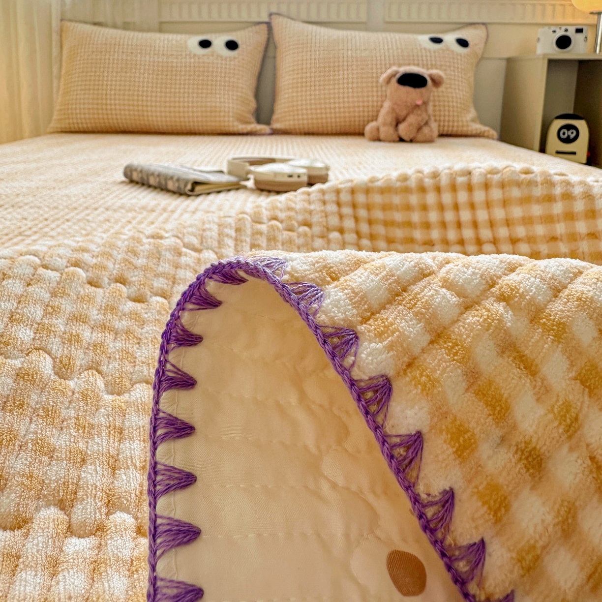 91家纺网 家纺一手货源 找家纺 格真 2025新款无印风贝壳绣三角针牛奶绒床盖三件套大眼萌枕套双面可用 米黄小格