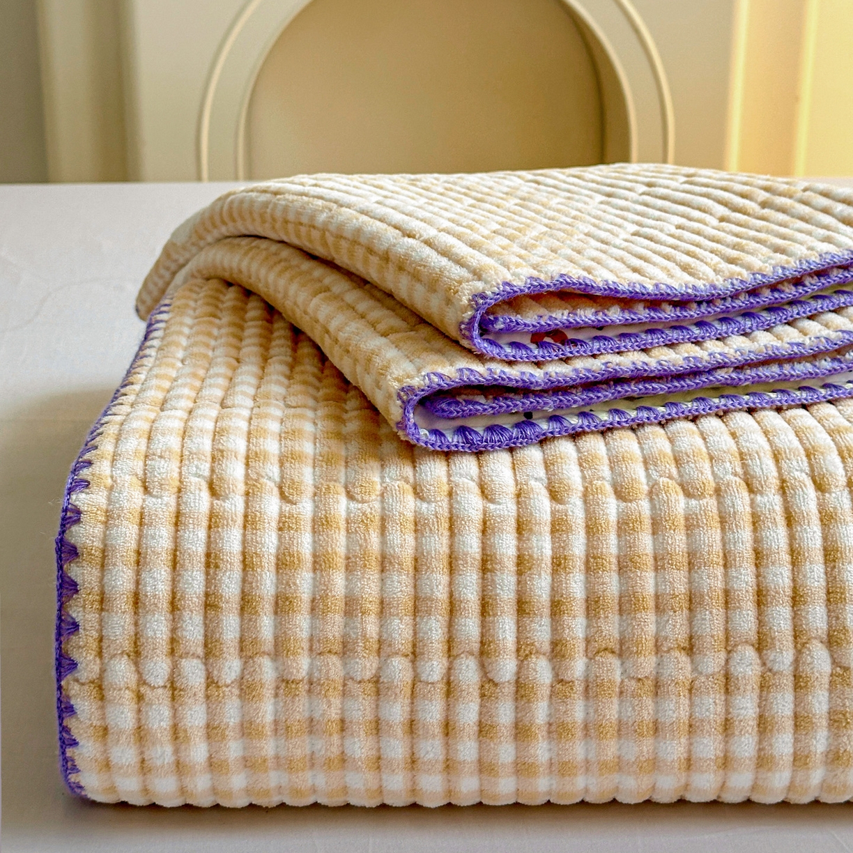 91家纺网 家纺一手货源 找家纺 格真 2025新款无印风贝壳绣三角针牛奶绒床盖三件套大眼萌枕套双面可用 米黄小格