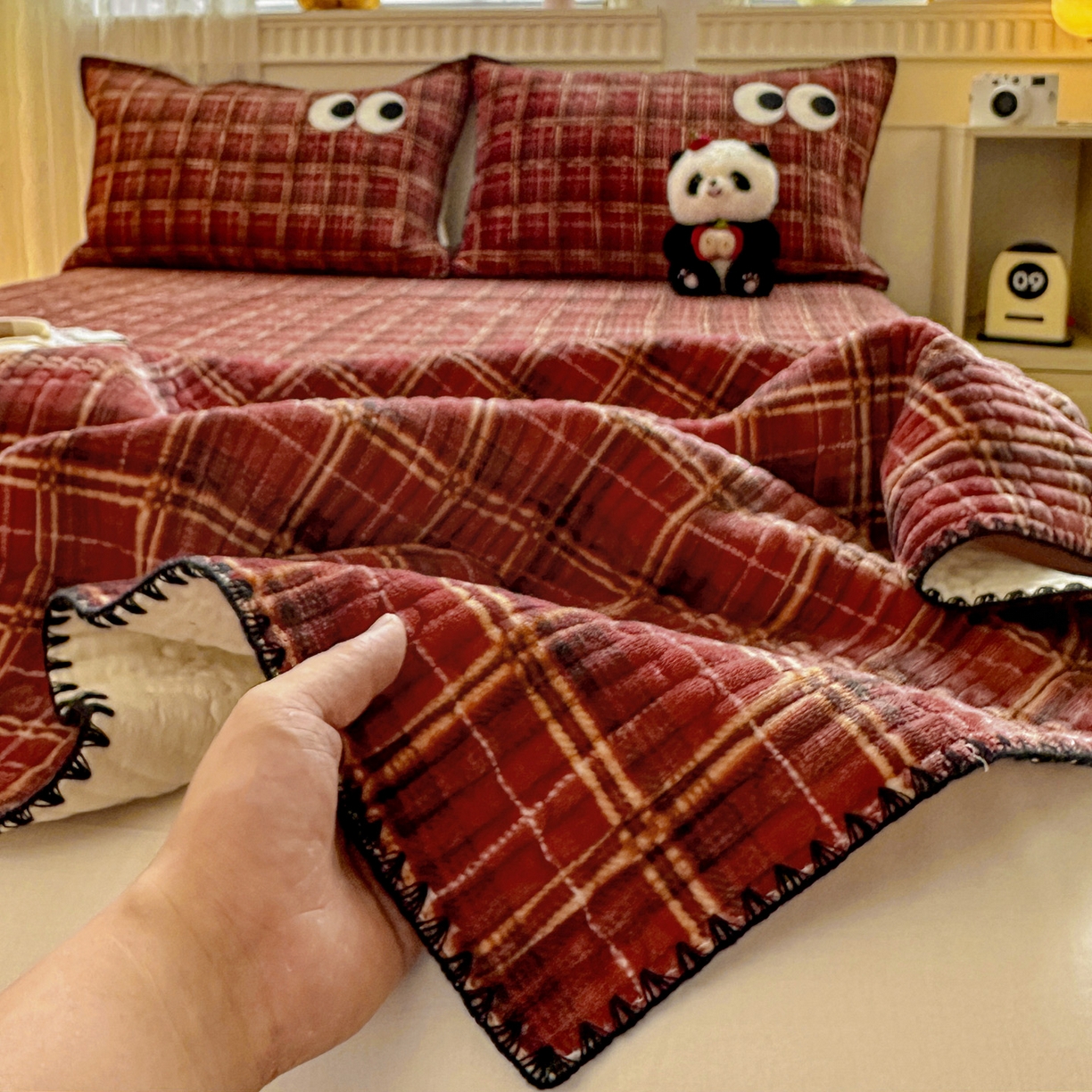 91家纺网 家纺一手货源 找家纺 格真 2025新款无印风贝壳绣三角针牛奶绒床盖三件套大眼萌枕套双面可用 凯瑟琳红格