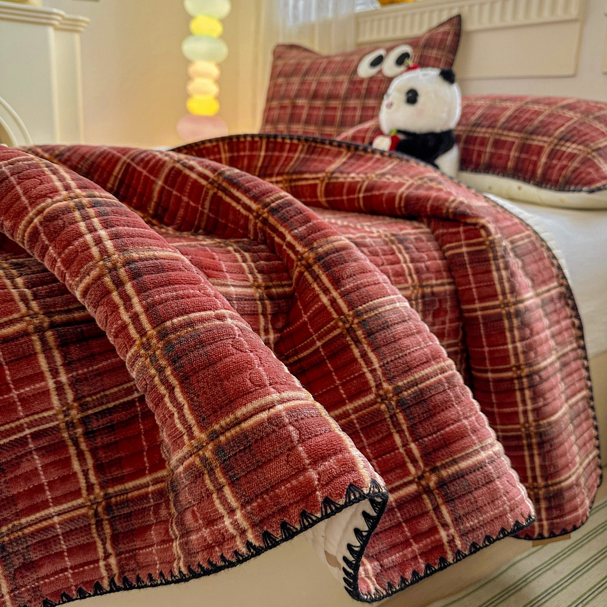 91家纺网 家纺一手货源 找家纺 格真 2025新款无印风贝壳绣三角针牛奶绒床盖三件套大眼萌枕套双面可用 凯瑟琳红格