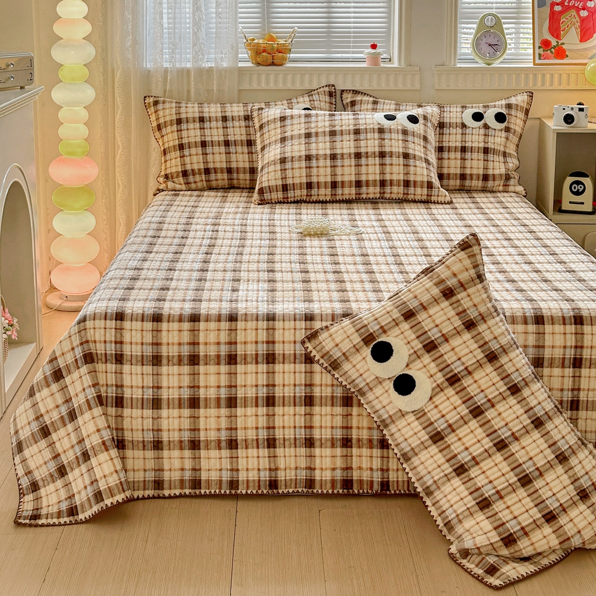 91家纺网 家纺一手货源 找家纺 格真 2025新款无印风贝壳绣三角针牛奶绒床盖三件套大眼萌枕套双面可用 休闲时光