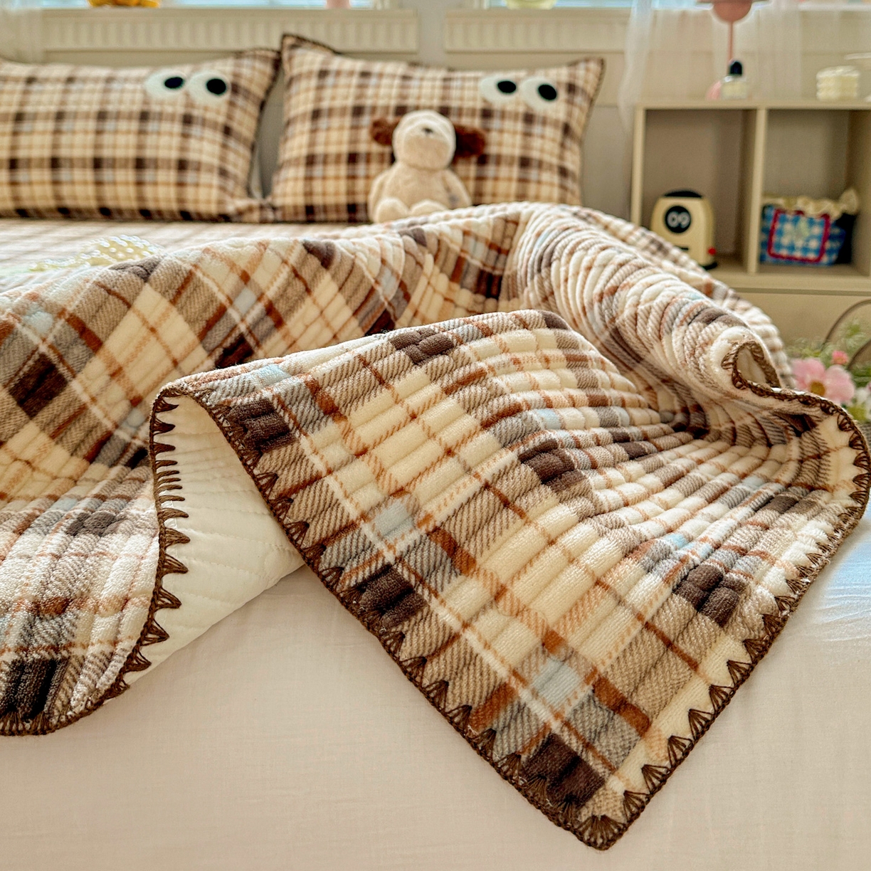 91家纺网 家纺一手货源 找家纺 格真 2025新款无印风贝壳绣三角针牛奶绒床盖三件套大眼萌枕套双面可用 休闲时光