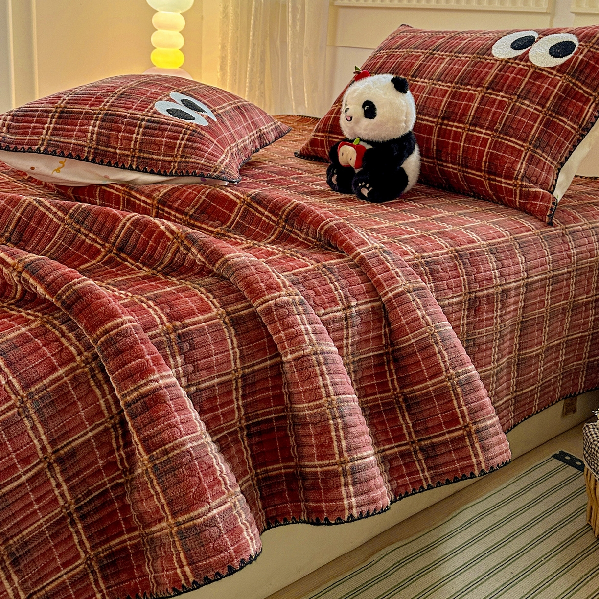 91家纺网 家纺一手货源 找家纺 格真 2025新款无印风贝壳绣三角针牛奶绒床盖三件套大眼萌枕套双面可用 凯瑟琳红格