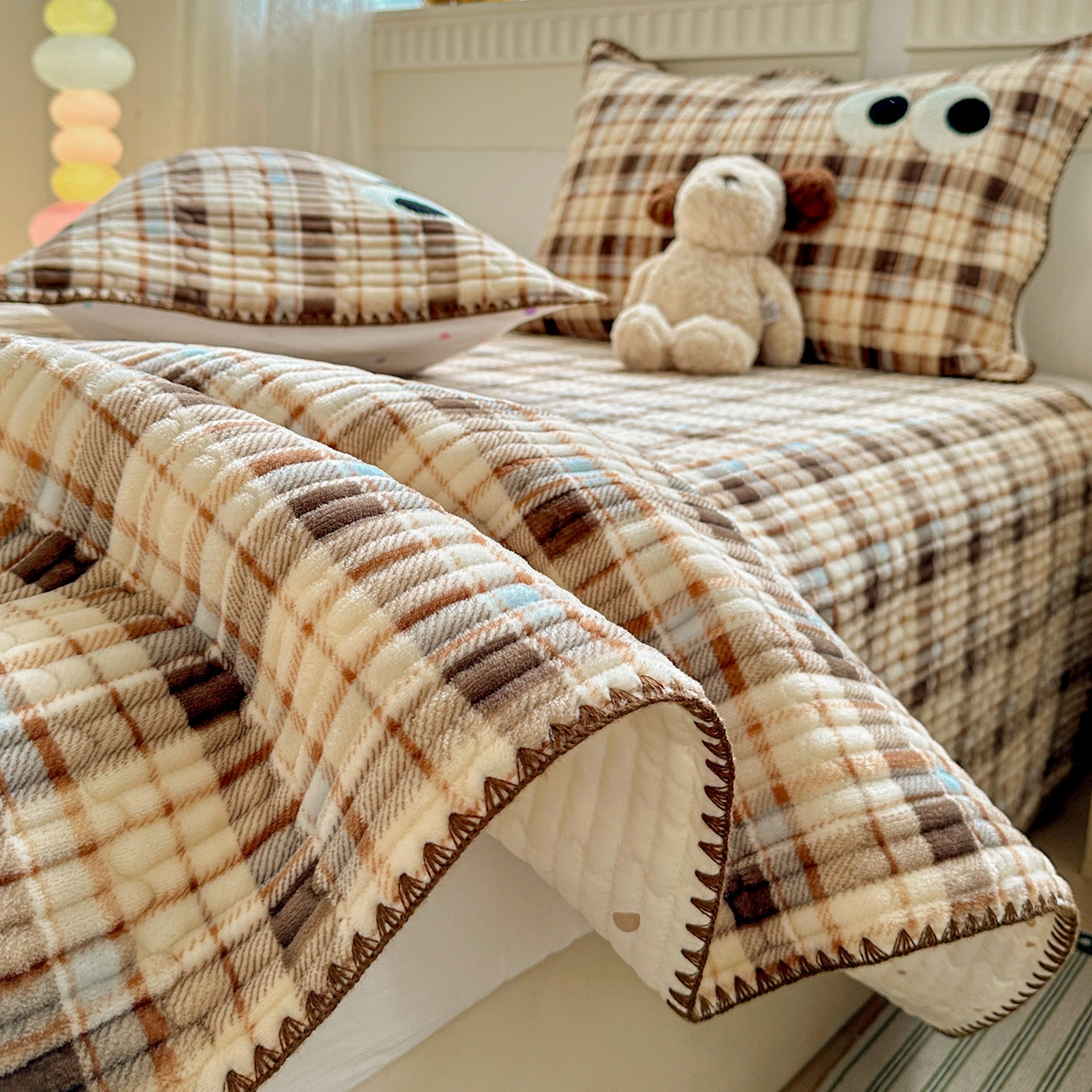 91家纺网 家纺一手货源 找家纺 格真 2025新款无印风贝壳绣三角针牛奶绒床盖三件套大眼萌枕套双面可用 休闲时光