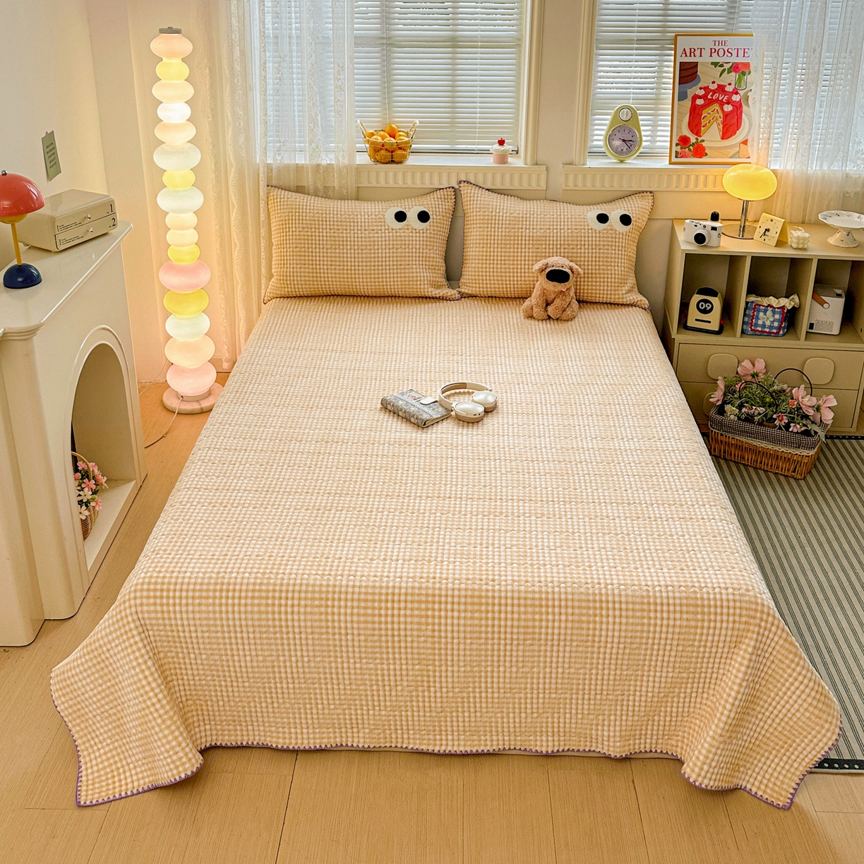 91家纺网 家纺一手货源 找家纺 格真 2025新款无印风贝壳绣三角针牛奶绒床盖三件套大眼萌枕套双面可用 米黄小格