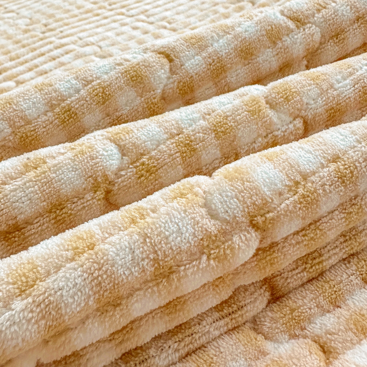 91家纺网 家纺一手货源 找家纺 格真 2025新款无印风贝壳绣三角针牛奶绒床盖三件套大眼萌枕套双面可用 米黄小格