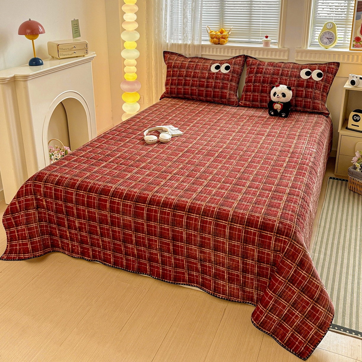 91家纺网 家纺一手货源 找家纺 格真 2025新款无印风贝壳绣三角针牛奶绒床盖三件套大眼萌枕套双面可用 凯瑟琳红格