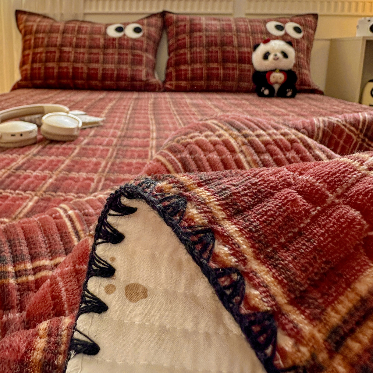 91家纺网 家纺一手货源 找家纺 格真 2025新款无印风贝壳绣三角针牛奶绒床盖三件套大眼萌枕套双面可用 凯瑟琳红格