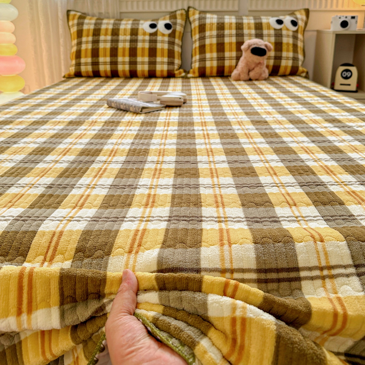 91家纺网 家纺一手货源 找家纺 （总）格真 2025新款无印风贝壳绣三角针牛奶绒床盖三件套大眼萌枕套双面可用