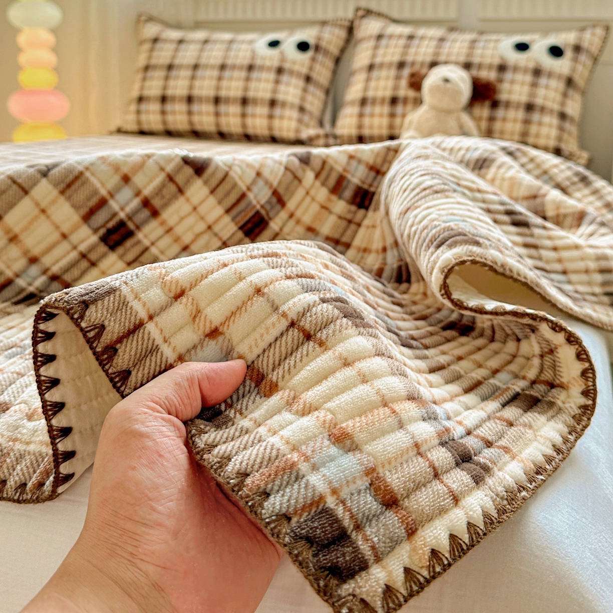 91家纺网 家纺一手货源 找家纺 格真 2025新款无印风贝壳绣三角针牛奶绒床盖三件套大眼萌枕套双面可用 休闲时光