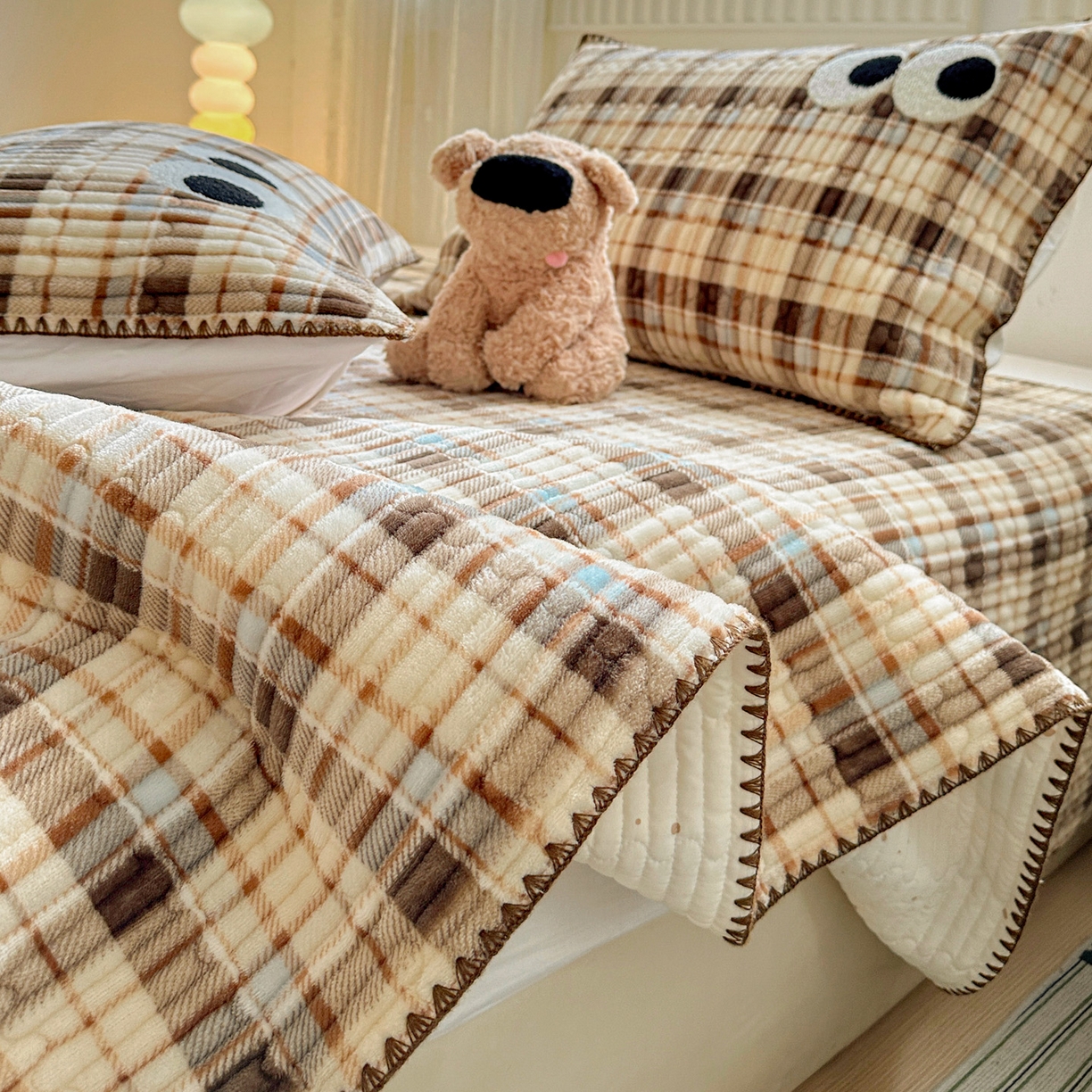 91家纺网 家纺一手货源 找家纺 格真 2025新款无印风贝壳绣三角针牛奶绒床盖三件套大眼萌枕套双面可用 休闲时光