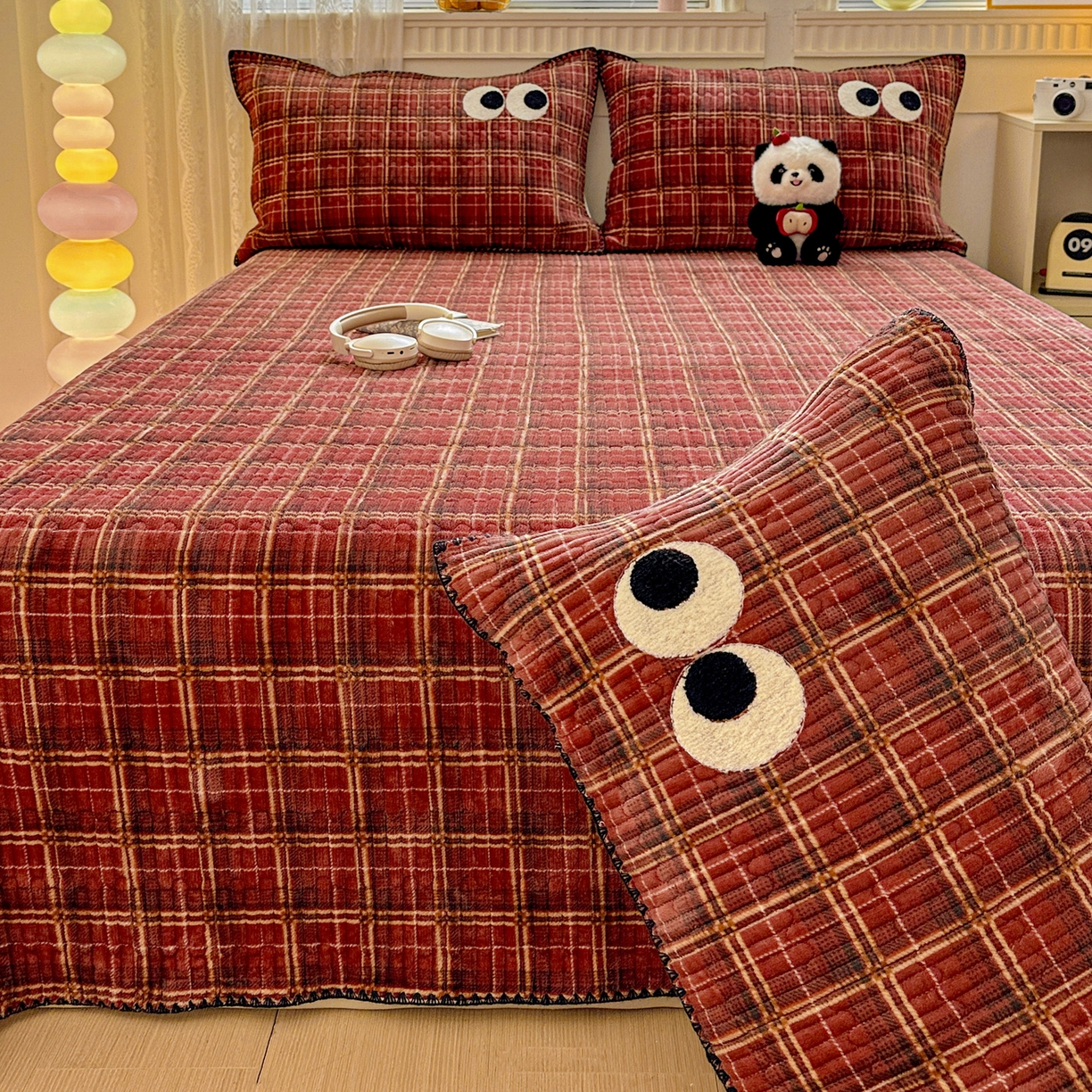 91家纺网 家纺一手货源 找家纺 格真 2025新款无印风贝壳绣三角针牛奶绒床盖三件套大眼萌枕套双面可用 凯瑟琳红格