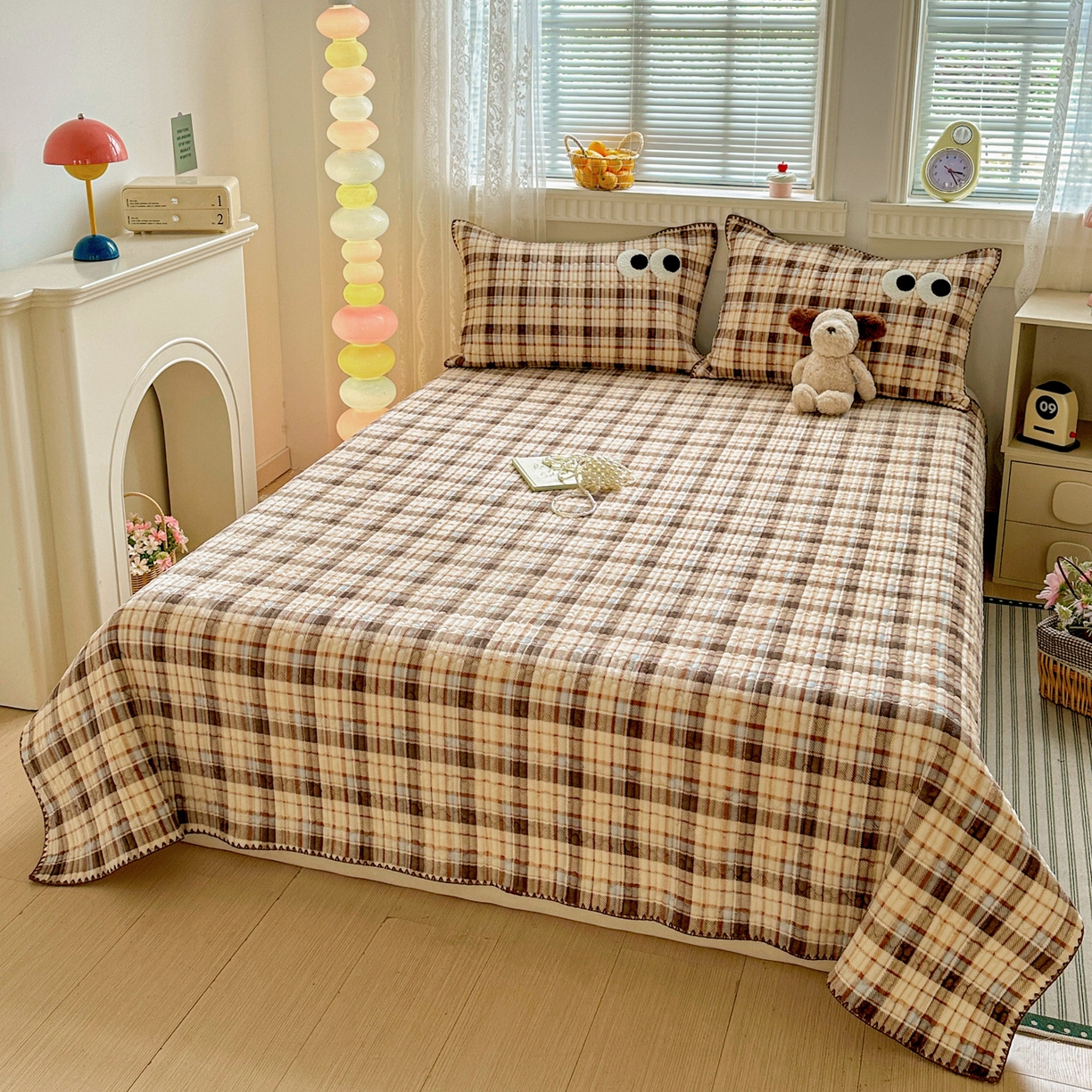 91家纺网 家纺一手货源 找家纺 格真 2025新款无印风贝壳绣三角针牛奶绒床盖三件套大眼萌枕套双面可用 休闲时光