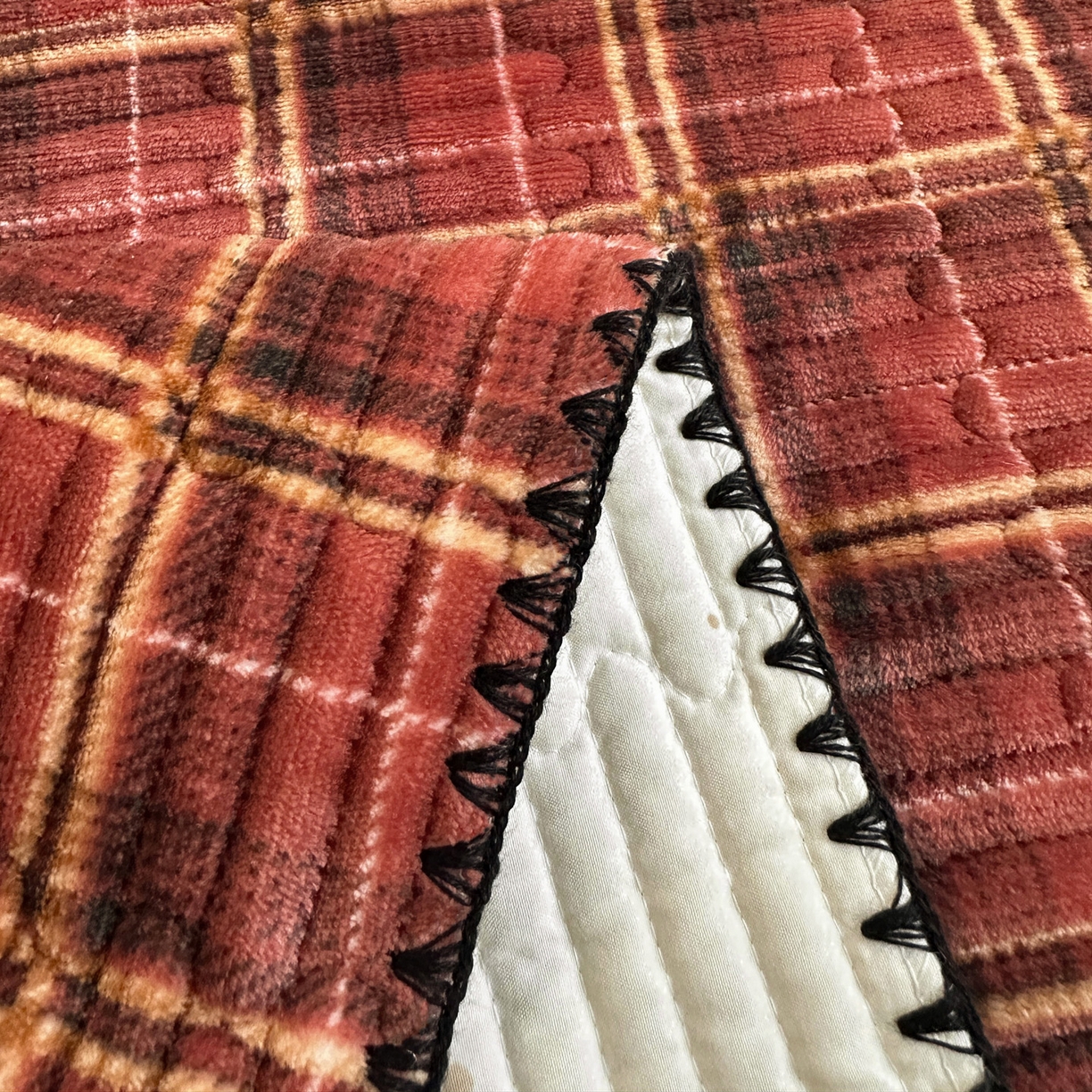 91家纺网 家纺一手货源 找家纺 格真 2025新款无印风贝壳绣三角针牛奶绒床盖三件套大眼萌枕套双面可用 凯瑟琳红格