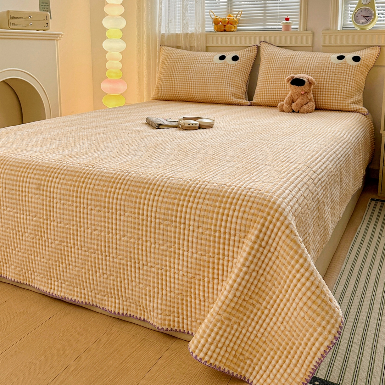 91家纺网 家纺一手货源 找家纺 格真 2025新款无印风贝壳绣三角针牛奶绒床盖三件套大眼萌枕套双面可用 米黄小格