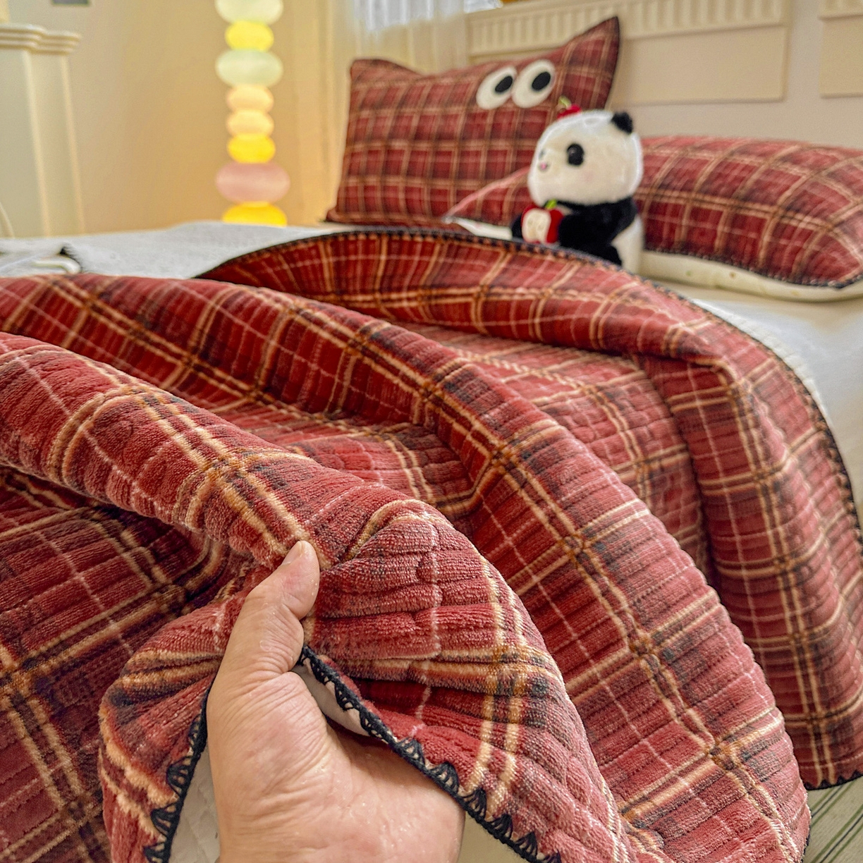 91家纺网 家纺一手货源 找家纺 格真 2025新款无印风贝壳绣三角针牛奶绒床盖三件套大眼萌枕套双面可用 凯瑟琳红格