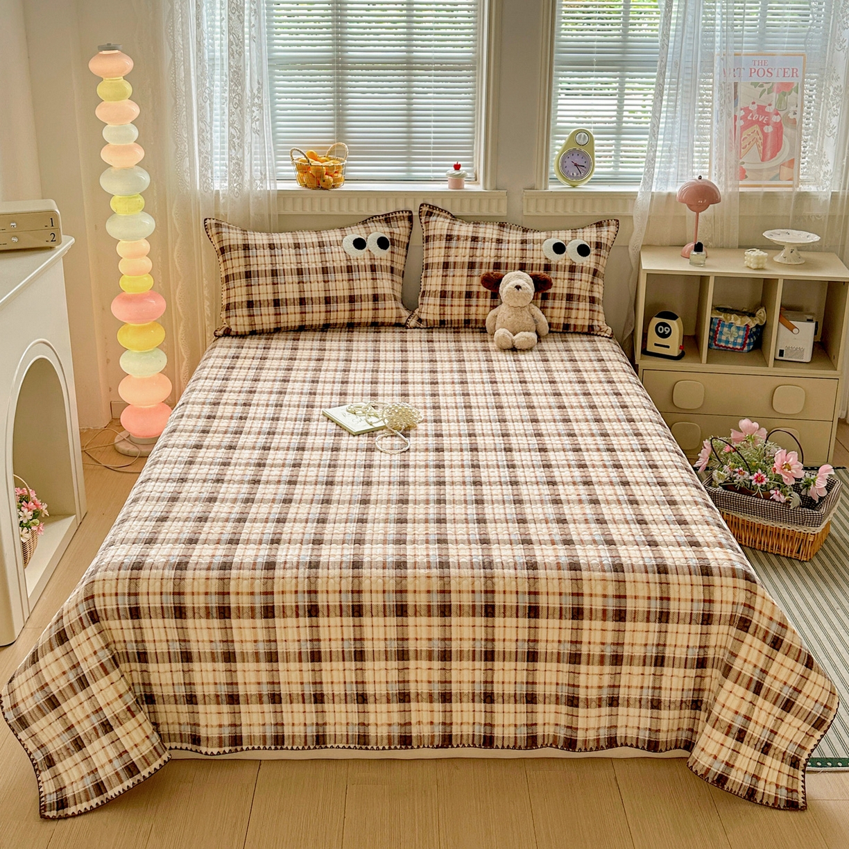 91家纺网 家纺一手货源 找家纺 格真 2025新款无印风贝壳绣三角针牛奶绒床盖三件套大眼萌枕套双面可用 休闲时光