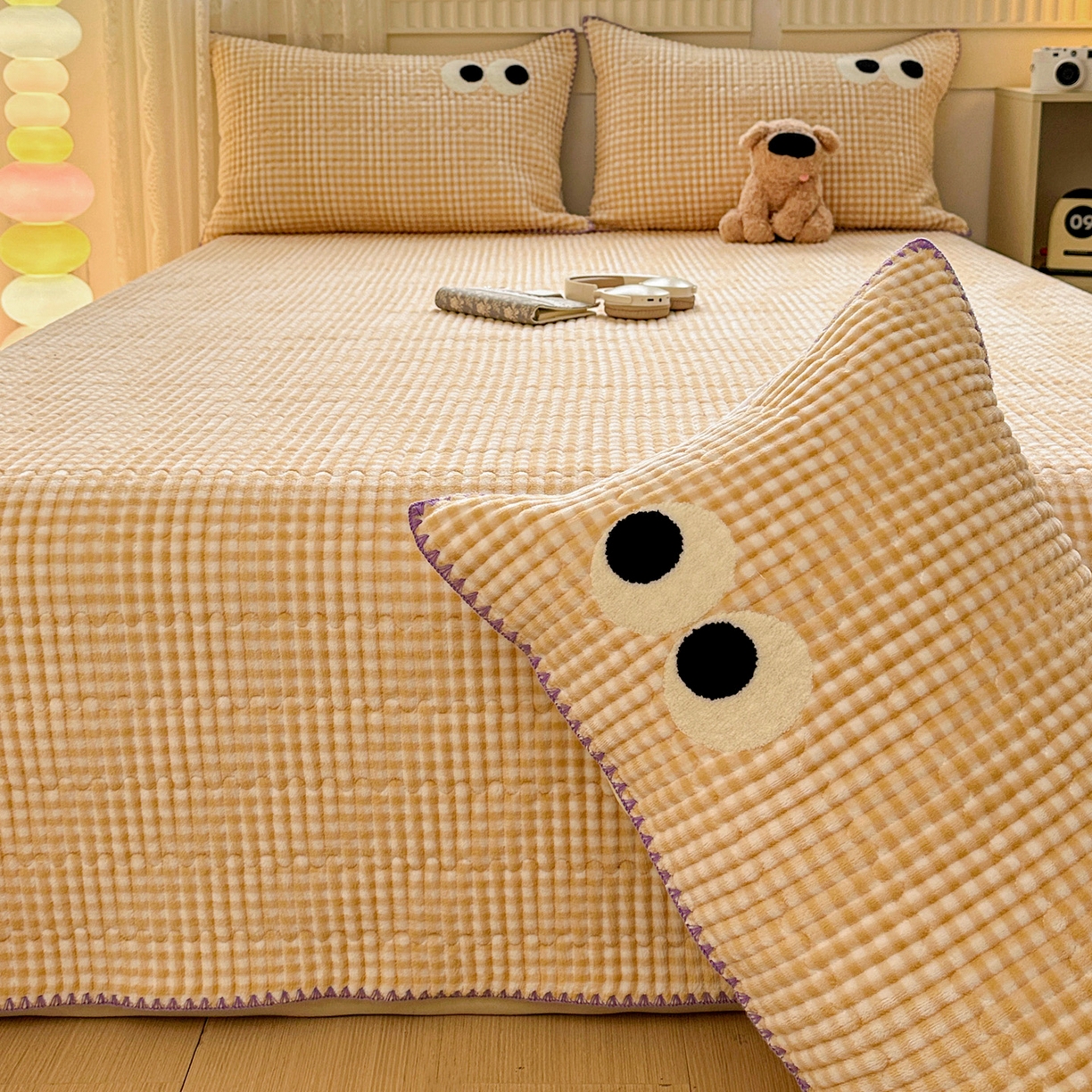 91家纺网 家纺一手货源 找家纺 格真 2025新款无印风贝壳绣三角针牛奶绒床盖三件套大眼萌枕套双面可用 米黄小格