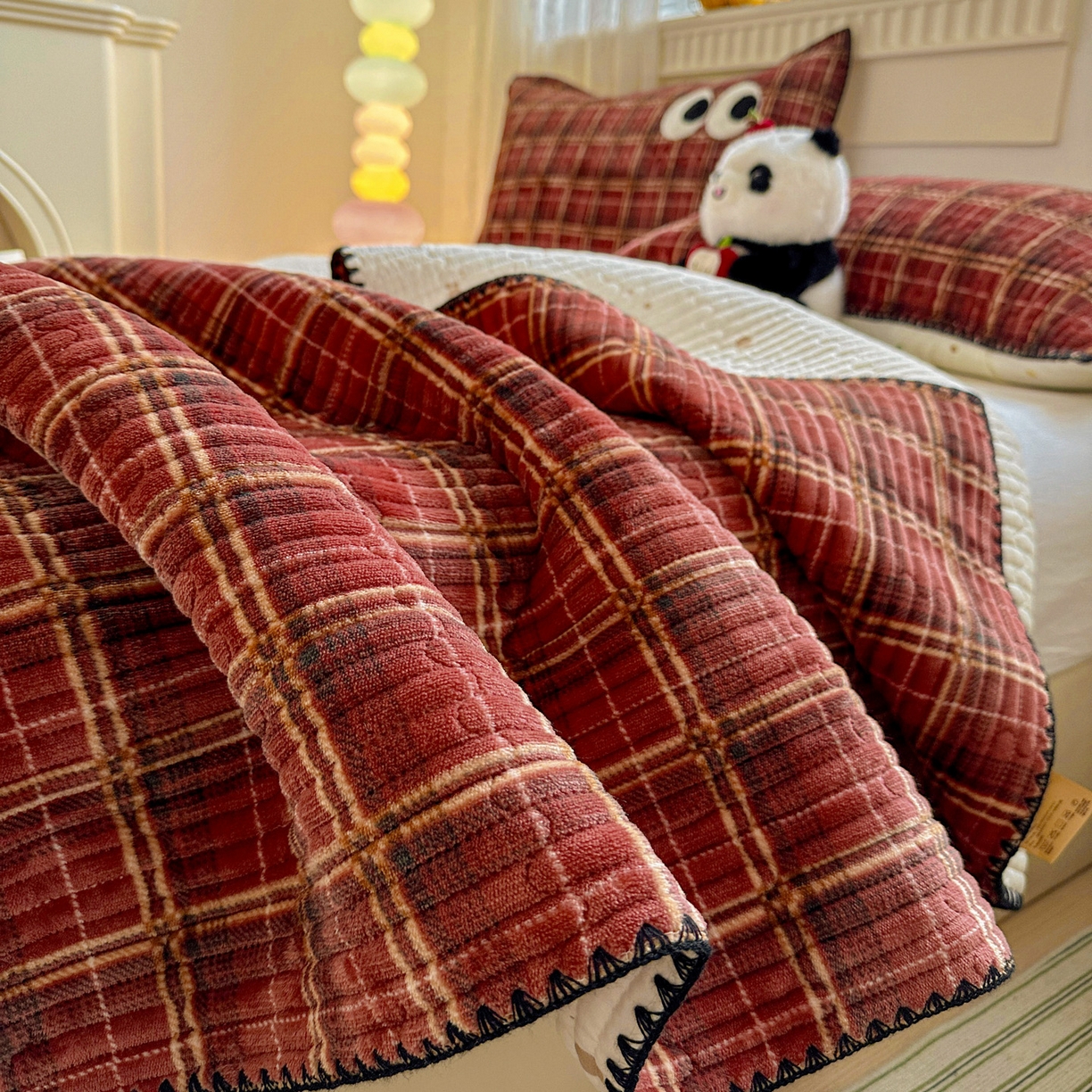 91家纺网 家纺一手货源 找家纺 格真 2025新款无印风贝壳绣三角针牛奶绒床盖三件套大眼萌枕套双面可用 凯瑟琳红格