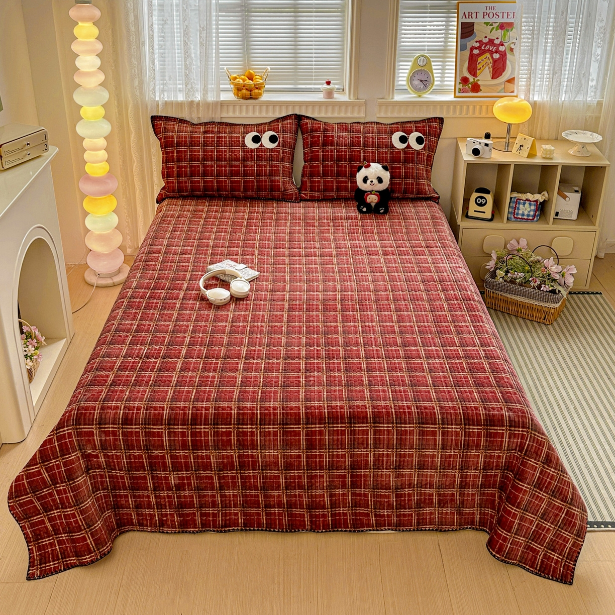 91家纺网 家纺一手货源 找家纺 格真 2025新款无印风贝壳绣三角针牛奶绒床盖三件套大眼萌枕套双面可用 凯瑟琳红格