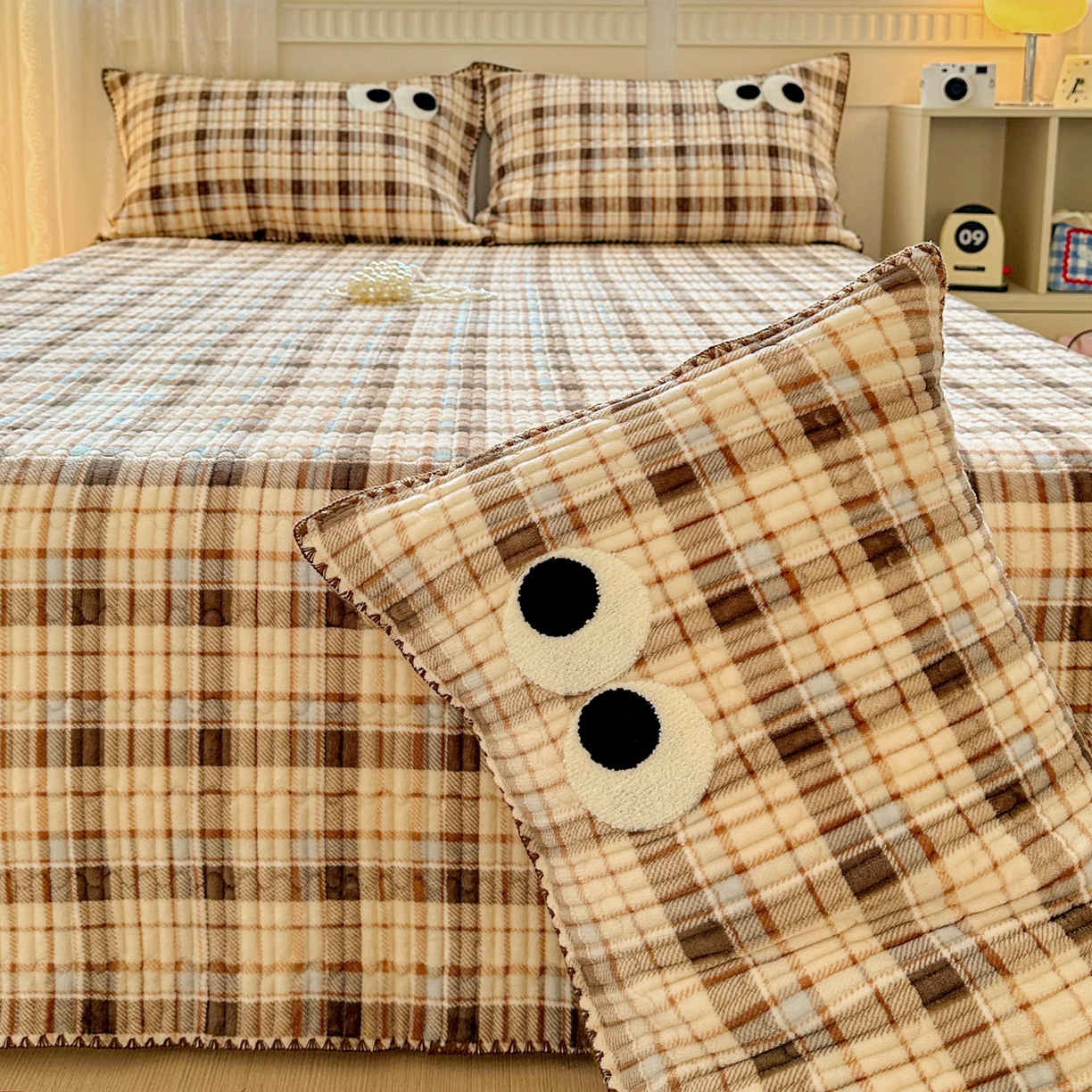 91家纺网 家纺一手货源 找家纺 格真 2025新款无印风贝壳绣三角针牛奶绒床盖三件套大眼萌枕套双面可用 休闲时光