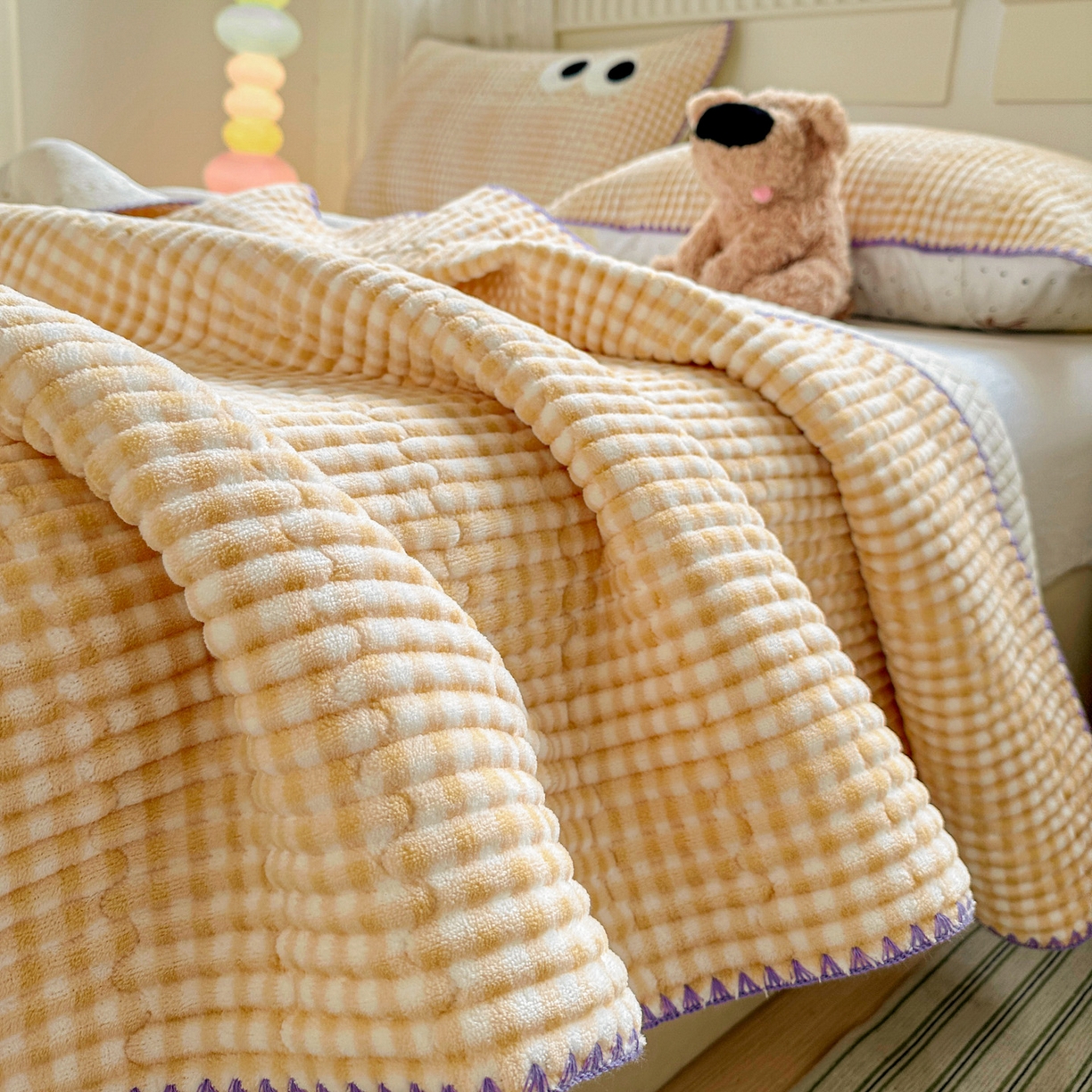 91家纺网 家纺一手货源 找家纺 格真 2025新款无印风贝壳绣三角针牛奶绒床盖三件套大眼萌枕套双面可用 米黄小格