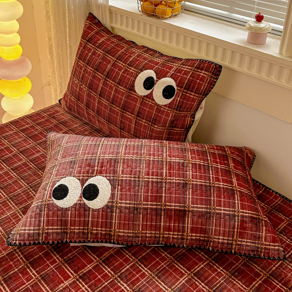 91家纺网 家纺一手货源 找家纺 格真 2025新款无印风贝壳绣三角针牛奶绒床盖三件套大眼萌枕套双面可用 凯瑟琳红格