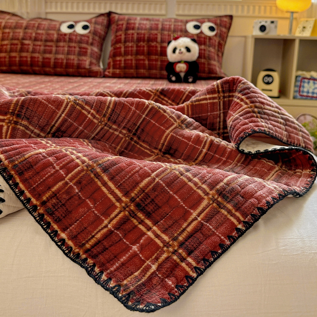 91家纺网 家纺一手货源 找家纺 格真 2025新款无印风贝壳绣三角针牛奶绒床盖三件套大眼萌枕套双面可用 凯瑟琳红格