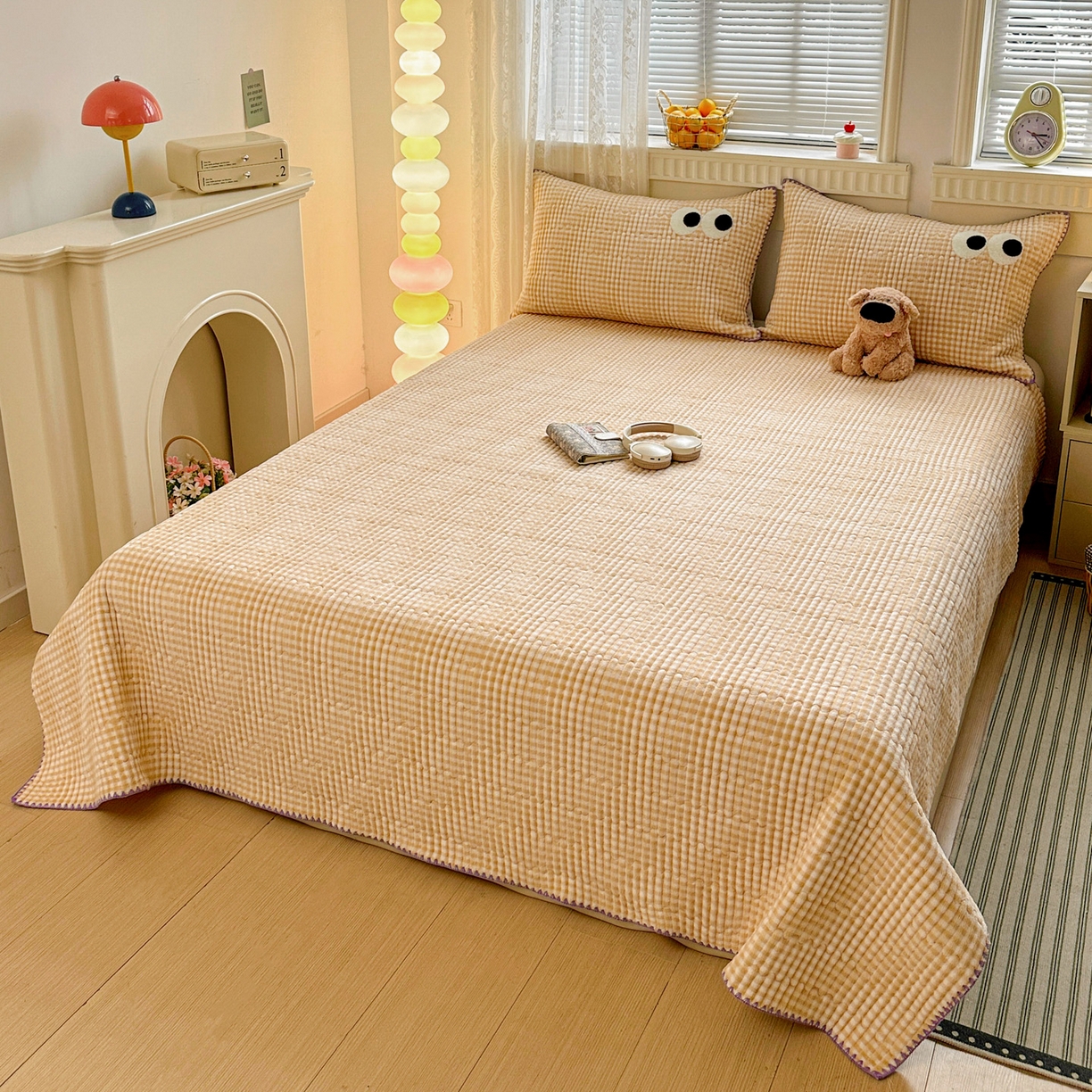 91家纺网 家纺一手货源 找家纺 格真 2025新款无印风贝壳绣三角针牛奶绒床盖三件套大眼萌枕套双面可用 米黄小格