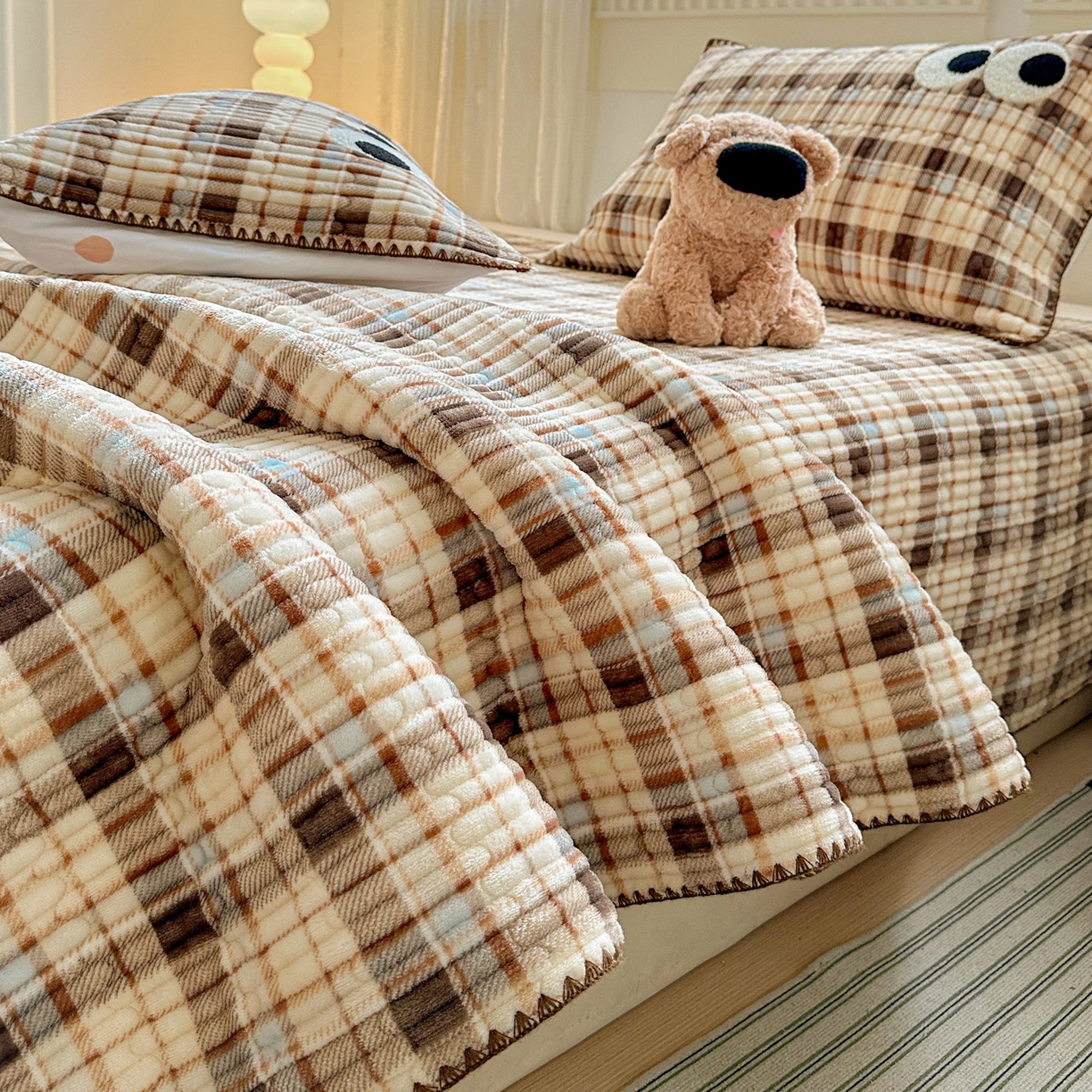 91家纺网 家纺一手货源 找家纺 格真 2025新款无印风贝壳绣三角针牛奶绒床盖三件套大眼萌枕套双面可用 休闲时光