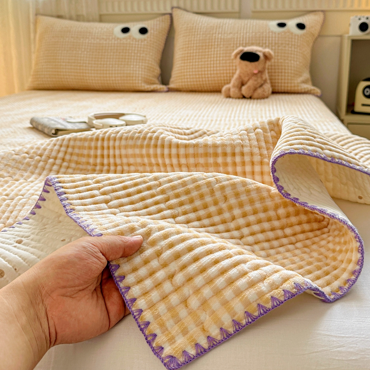 91家纺网 家纺一手货源 找家纺 格真 2025新款无印风贝壳绣三角针牛奶绒床盖三件套大眼萌枕套双面可用 米黄小格