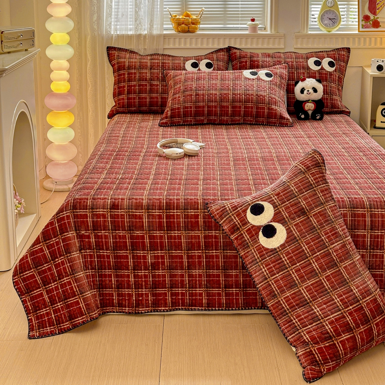 91家纺网 家纺一手货源 找家纺 格真 2025新款无印风贝壳绣三角针牛奶绒床盖三件套大眼萌枕套双面可用 凯瑟琳红格