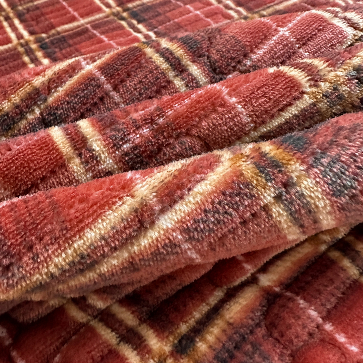 91家纺网 家纺一手货源 找家纺 格真 2025新款无印风贝壳绣三角针牛奶绒床盖三件套大眼萌枕套双面可用 凯瑟琳红格