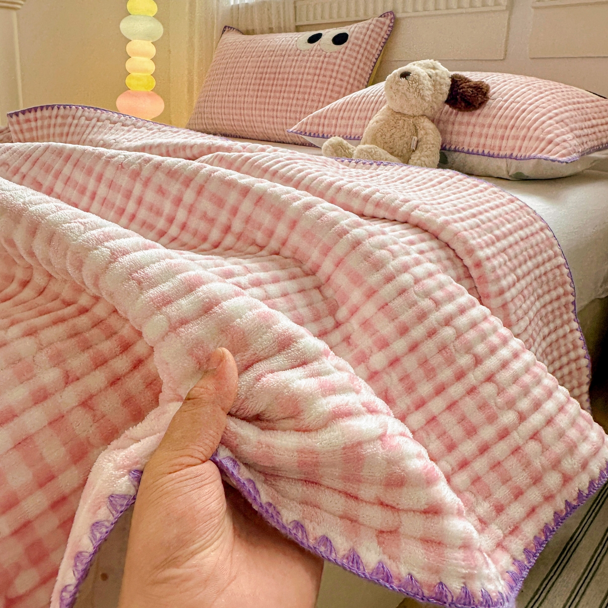 91家纺网 家纺一手货源 找家纺 格真 2025新款无印风贝壳绣三角针牛奶绒床盖三件套大眼萌枕套双面可用 粉小格