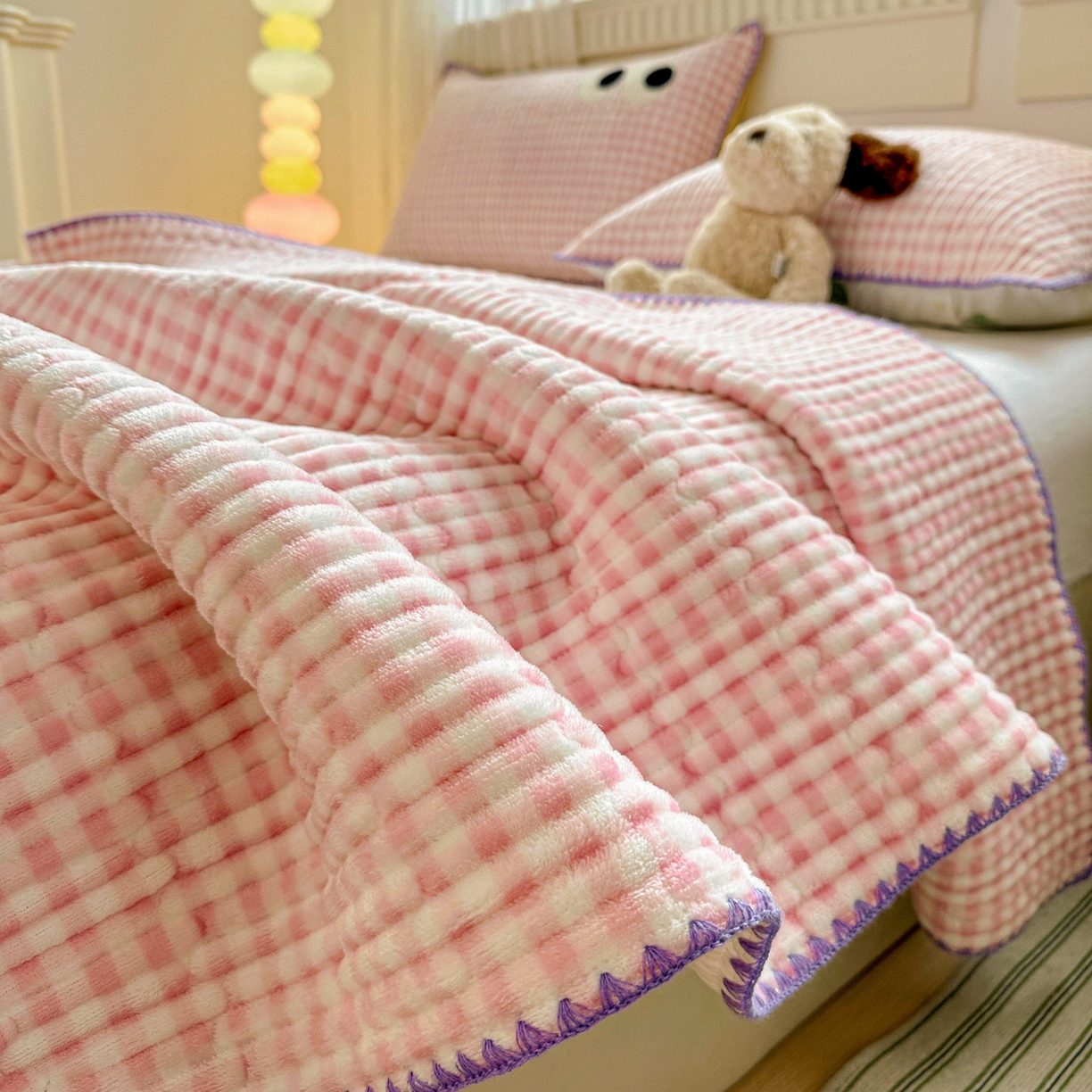 91家纺网 家纺一手货源 找家纺 格真 2025新款无印风贝壳绣三角针牛奶绒床盖三件套大眼萌枕套双面可用 粉小格