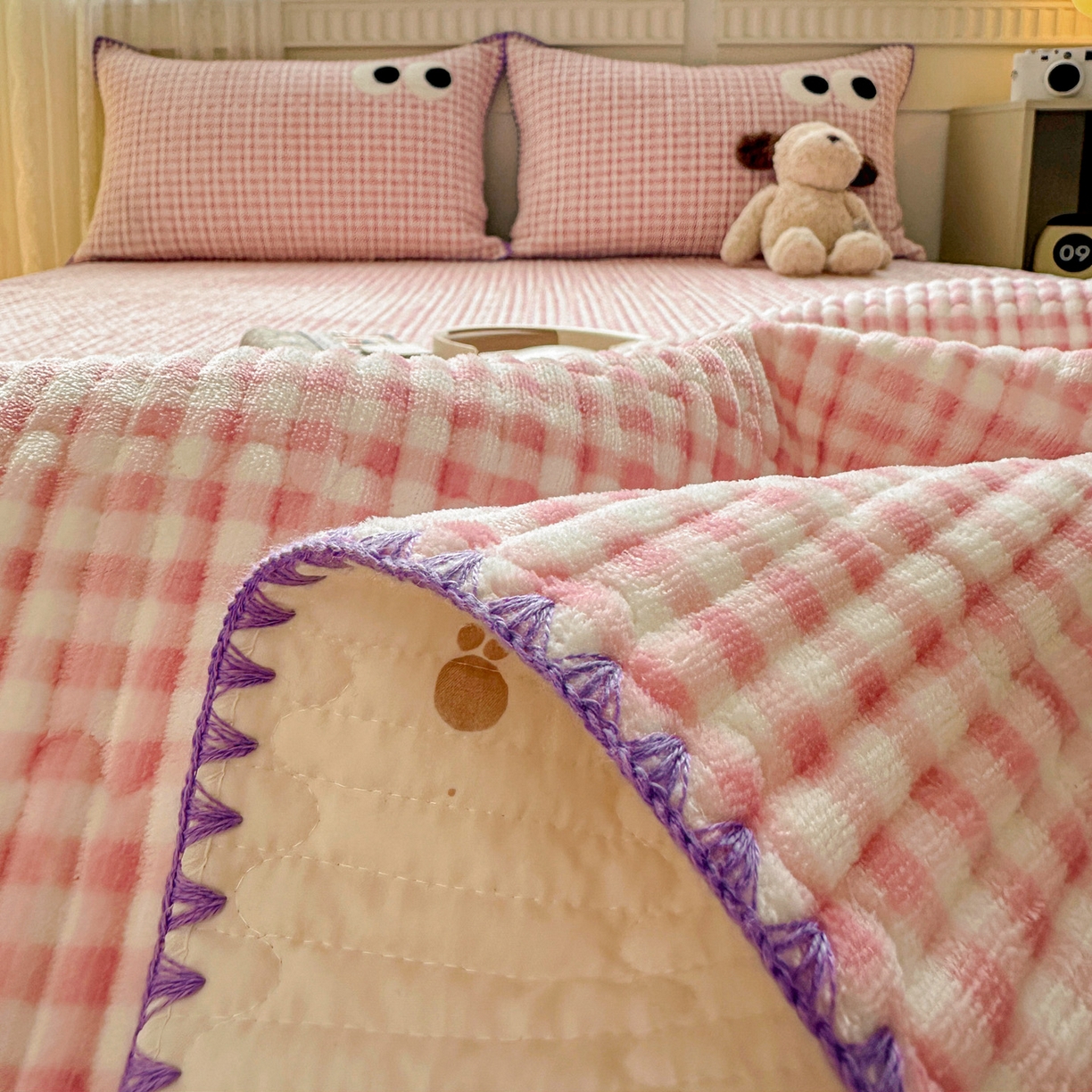 91家纺网 家纺一手货源 找家纺 格真 2025新款无印风贝壳绣三角针牛奶绒床盖三件套大眼萌枕套双面可用 粉小格