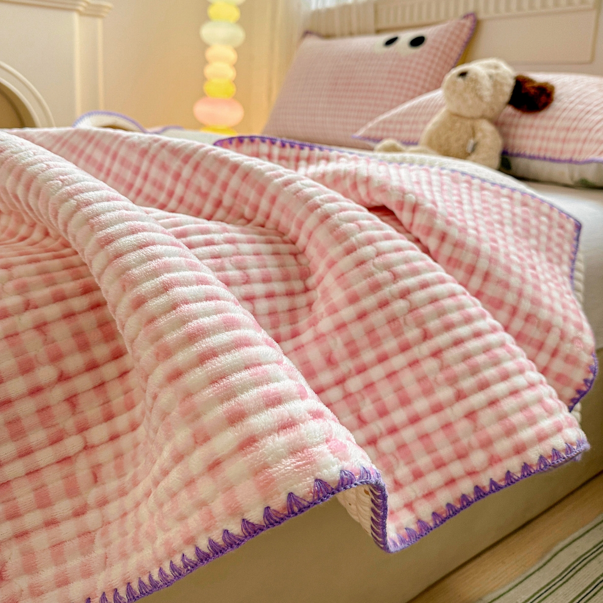 91家纺网 家纺一手货源 找家纺 格真 2025新款无印风贝壳绣三角针牛奶绒床盖三件套大眼萌枕套双面可用 粉小格