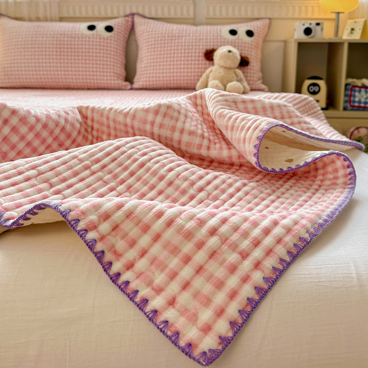 91家纺网 家纺一手货源 找家纺 格真 2025新款无印风贝壳绣三角针牛奶绒床盖三件套大眼萌枕套双面可用 粉小格