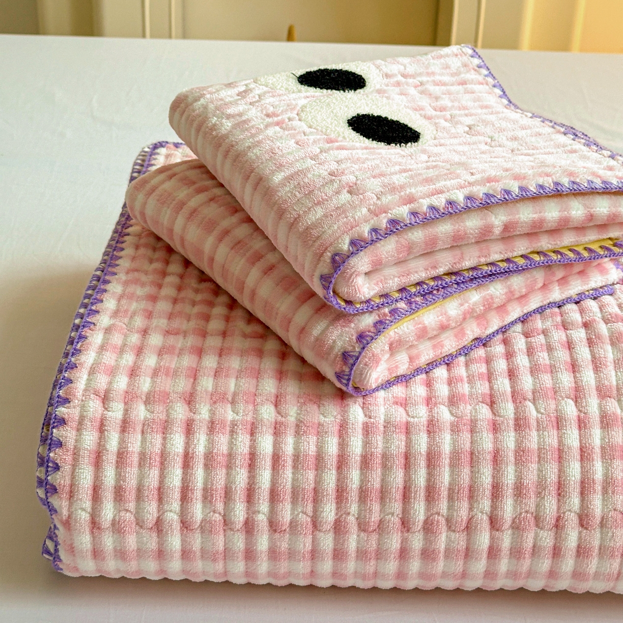 91家纺网 家纺一手货源 找家纺 格真 2025新款无印风贝壳绣三角针牛奶绒床盖三件套大眼萌枕套双面可用 粉小格