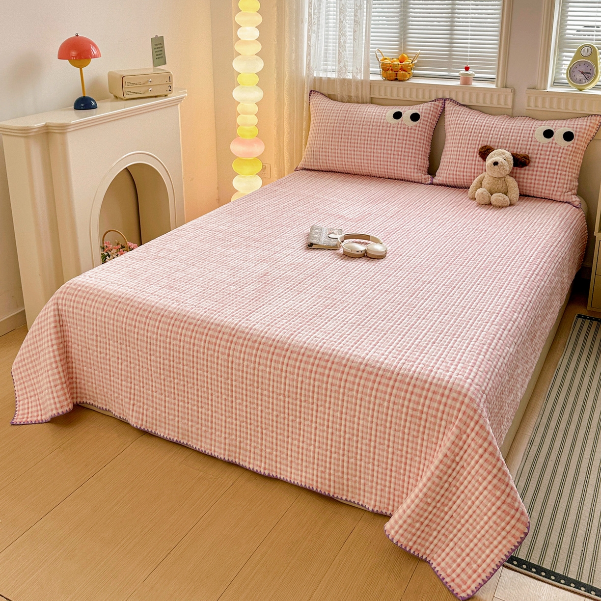 91家纺网 家纺一手货源 找家纺 格真 2025新款无印风贝壳绣三角针牛奶绒床盖三件套大眼萌枕套双面可用 粉小格