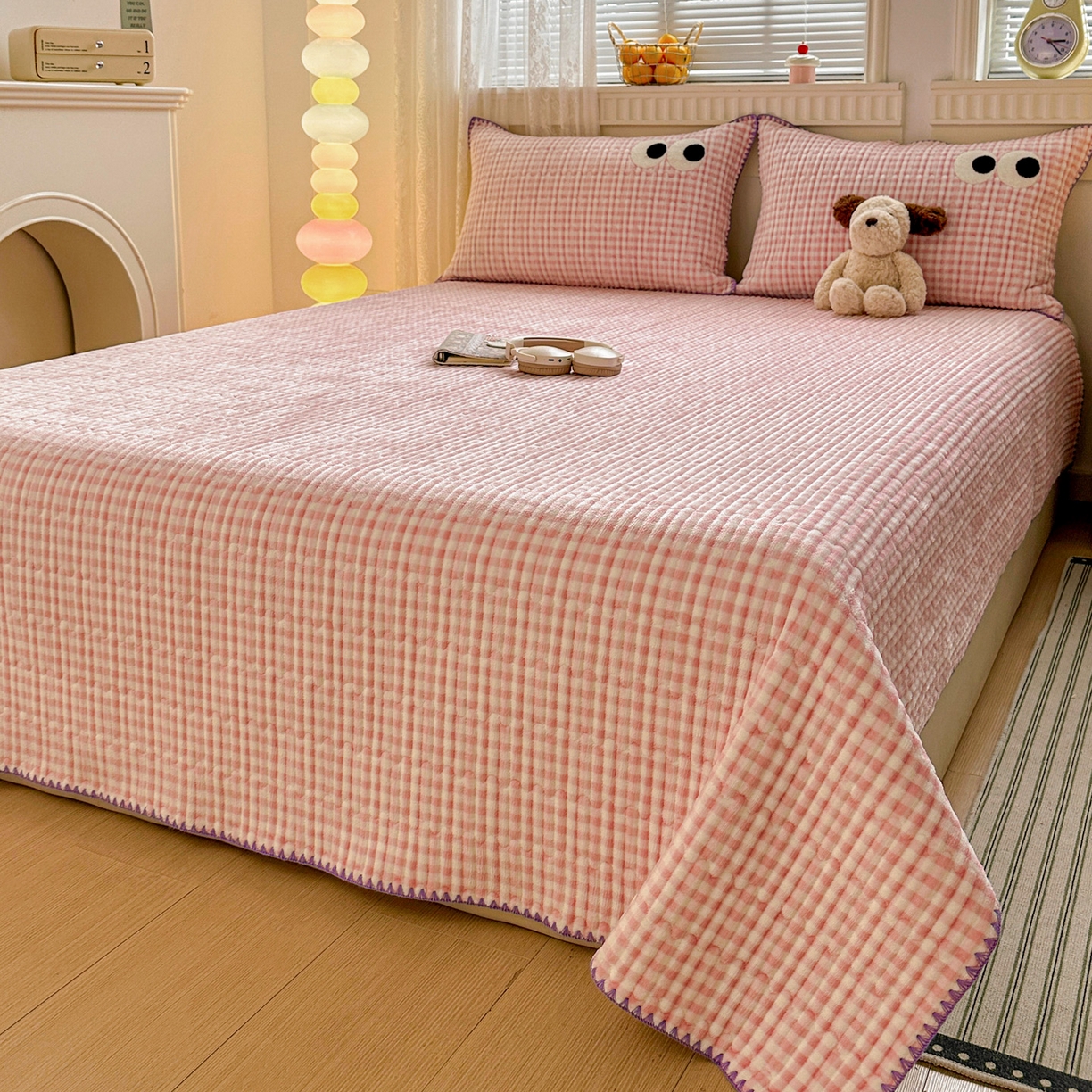 91家纺网 家纺一手货源 找家纺 格真 2025新款无印风贝壳绣三角针牛奶绒床盖三件套大眼萌枕套双面可用 粉小格