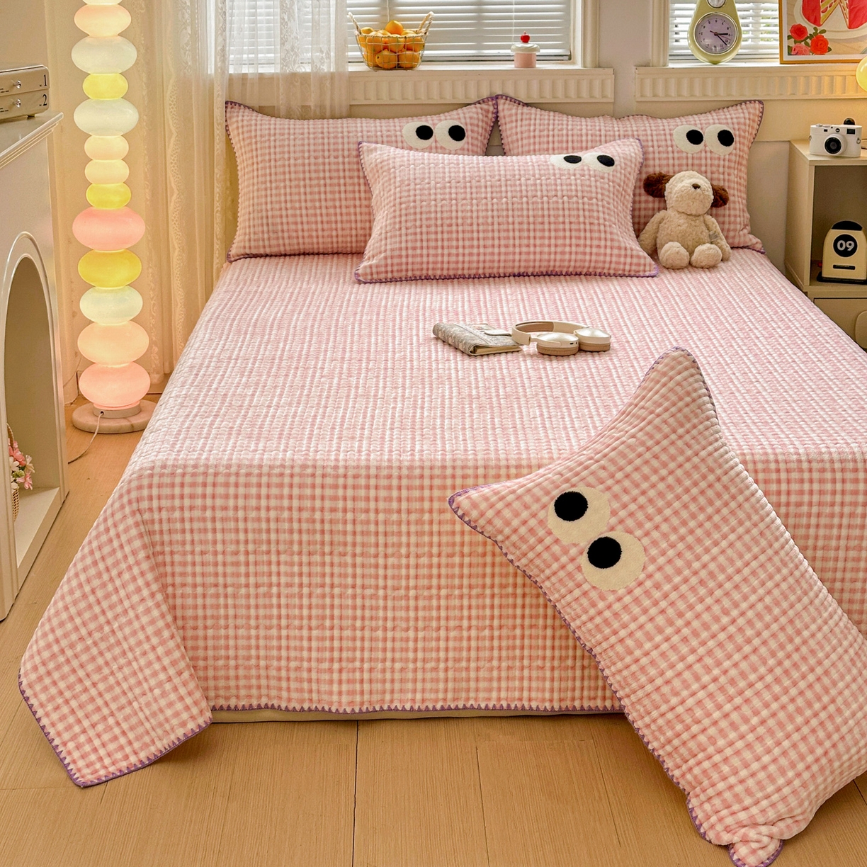 91家纺网 家纺一手货源 找家纺 格真 2025新款无印风贝壳绣三角针牛奶绒床盖三件套大眼萌枕套双面可用 粉小格