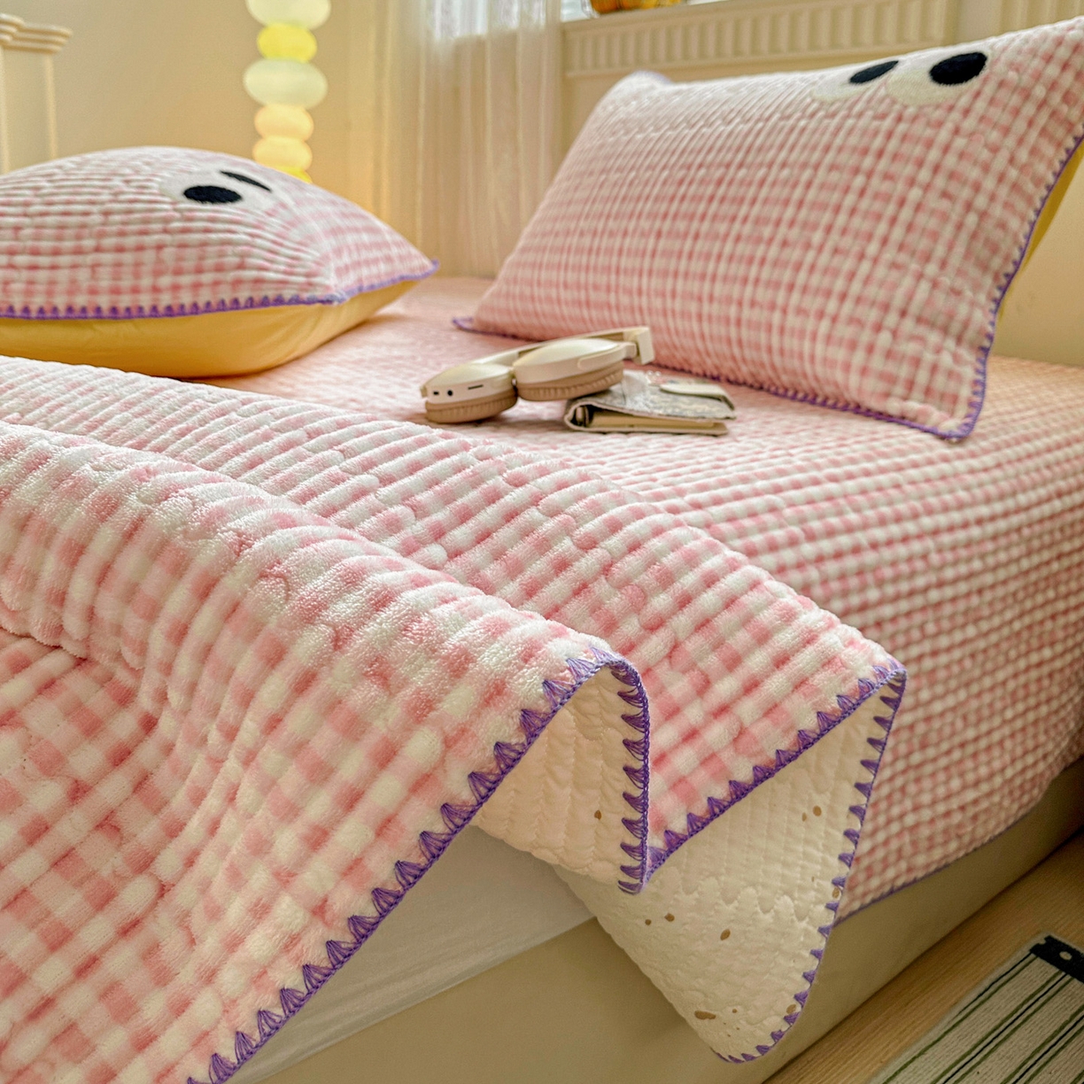 91家纺网 家纺一手货源 找家纺 格真 2025新款无印风贝壳绣三角针牛奶绒床盖三件套大眼萌枕套双面可用 粉小格