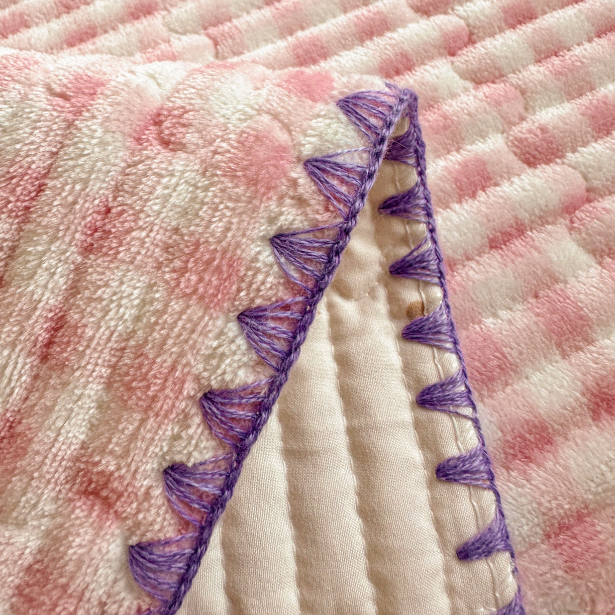 91家纺网 家纺一手货源 找家纺 格真 2025新款无印风贝壳绣三角针牛奶绒床盖三件套大眼萌枕套双面可用 粉小格