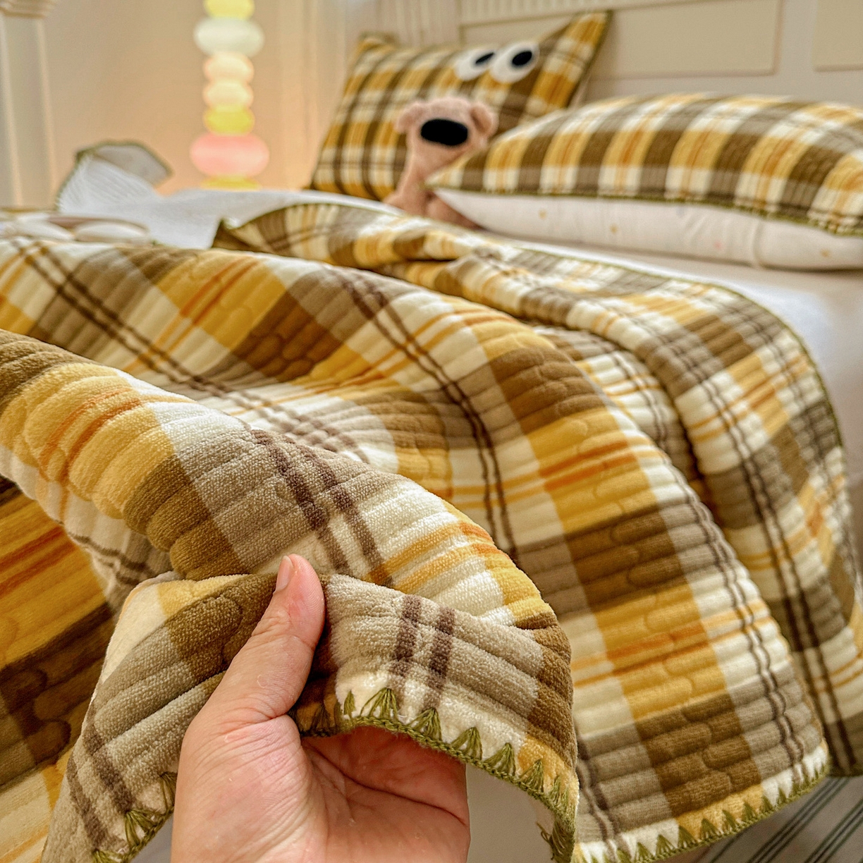 91家纺网 家纺一手货源 找家纺 格真 2025新款无印风贝壳绣三角针牛奶绒床盖三件套大眼萌枕套双面可用 拉菲-黄