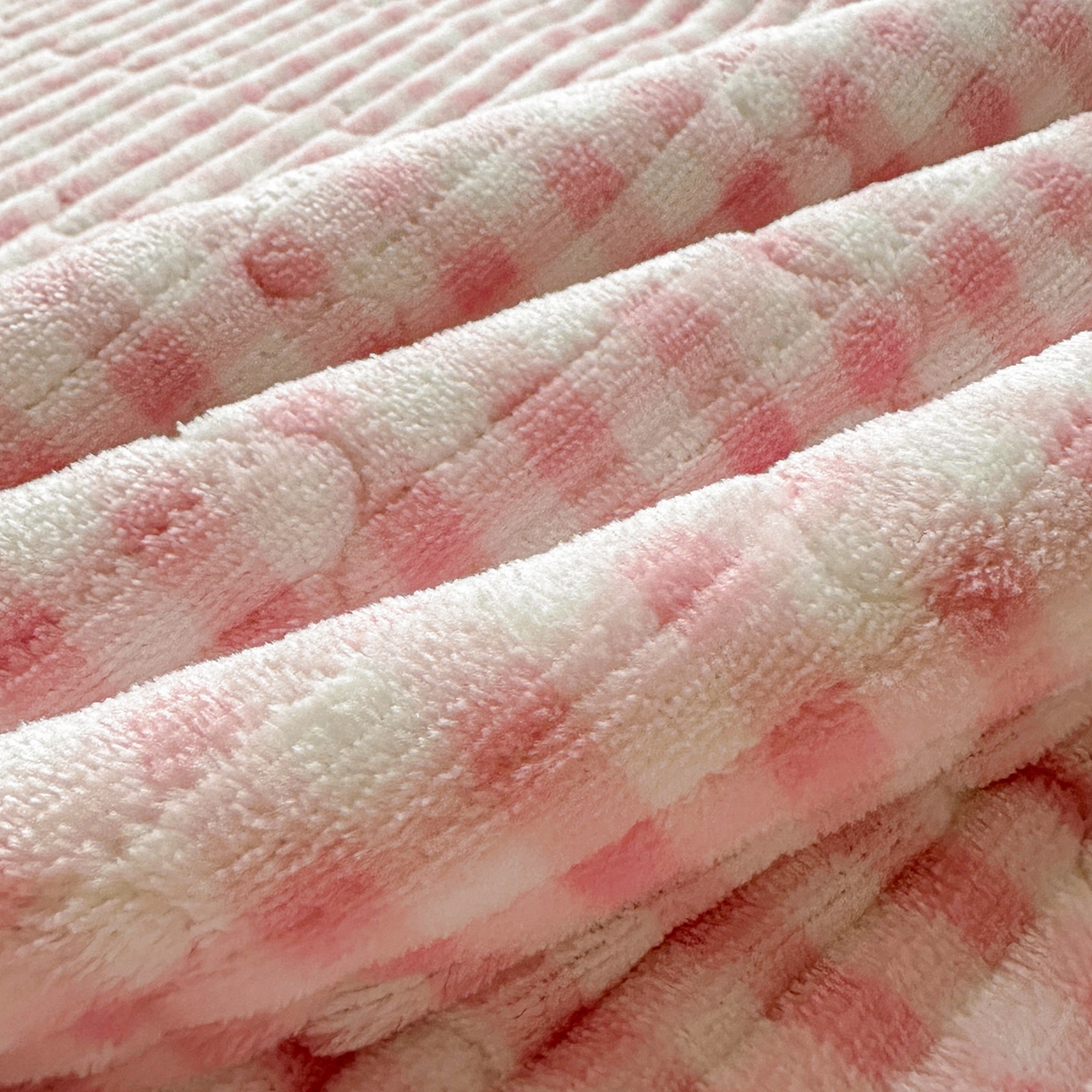 91家纺网 家纺一手货源 找家纺 格真 2025新款无印风贝壳绣三角针牛奶绒床盖三件套大眼萌枕套双面可用 粉小格