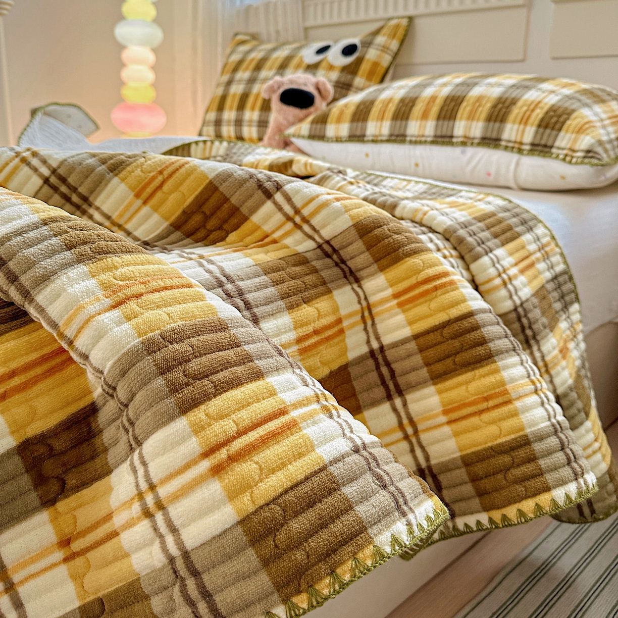 91家纺网 家纺一手货源 找家纺 格真 2025新款无印风贝壳绣三角针牛奶绒床盖三件套大眼萌枕套双面可用 拉菲-黄