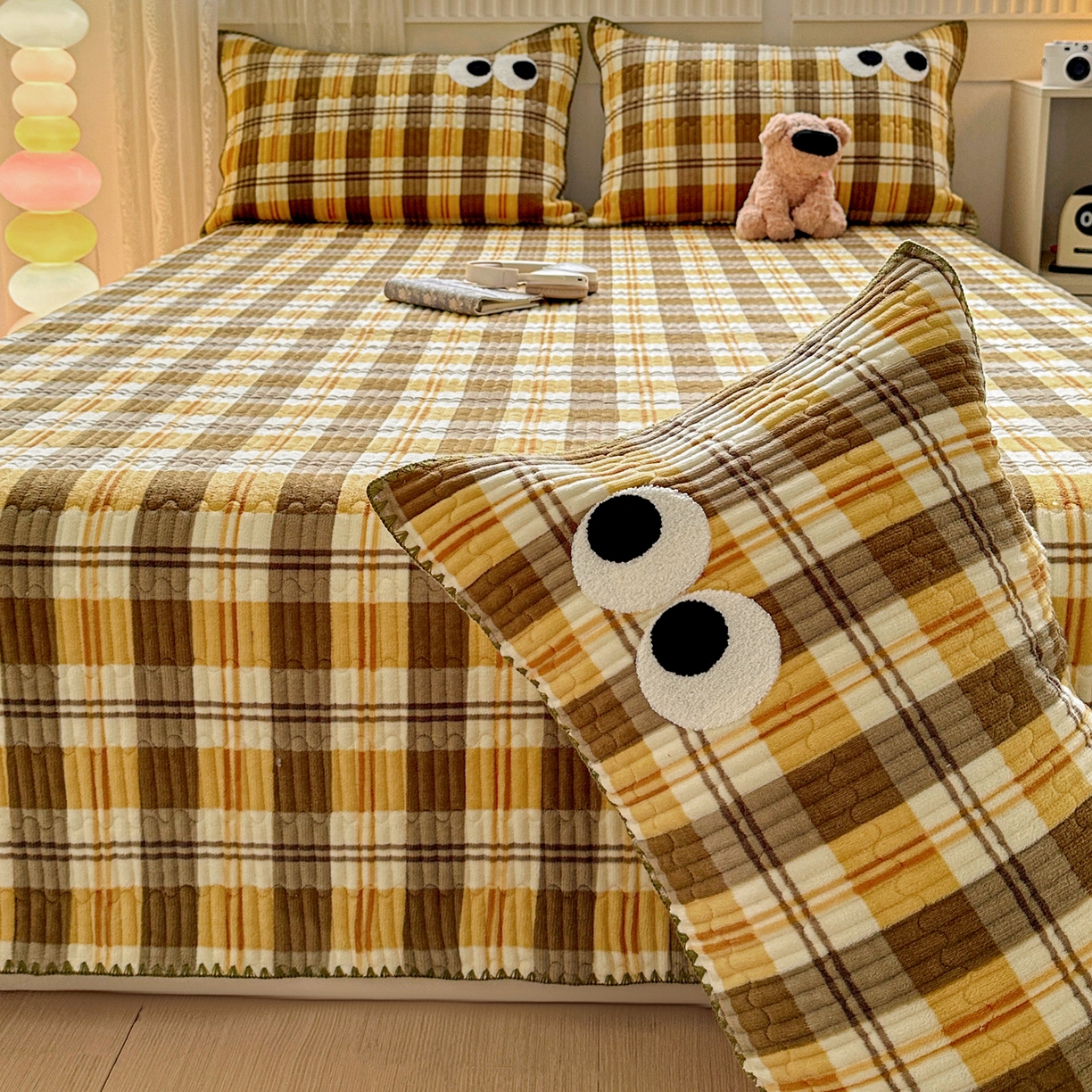 91家纺网 家纺一手货源 找家纺 格真 2025新款无印风贝壳绣三角针牛奶绒床盖三件套大眼萌枕套双面可用 拉菲-黄