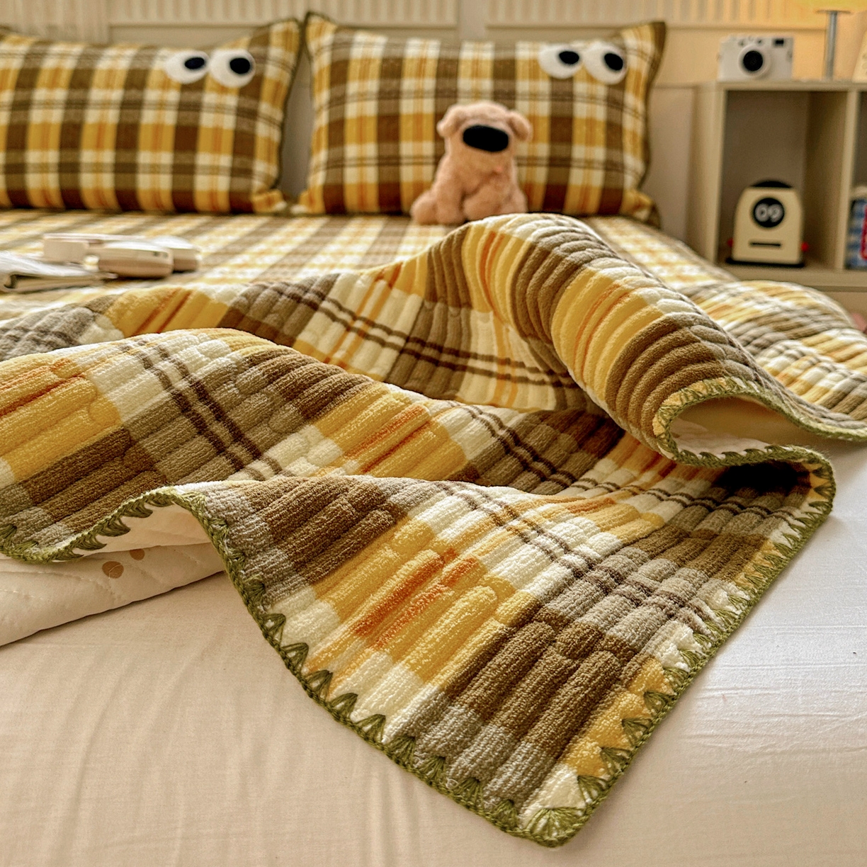 91家纺网 家纺一手货源 找家纺 格真 2025新款无印风贝壳绣三角针牛奶绒床盖三件套大眼萌枕套双面可用 拉菲-黄