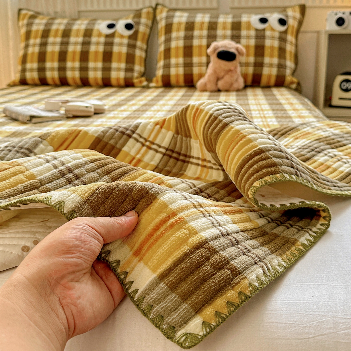 91家纺网 家纺一手货源 找家纺 格真 2025新款无印风贝壳绣三角针牛奶绒床盖三件套大眼萌枕套双面可用 拉菲-黄